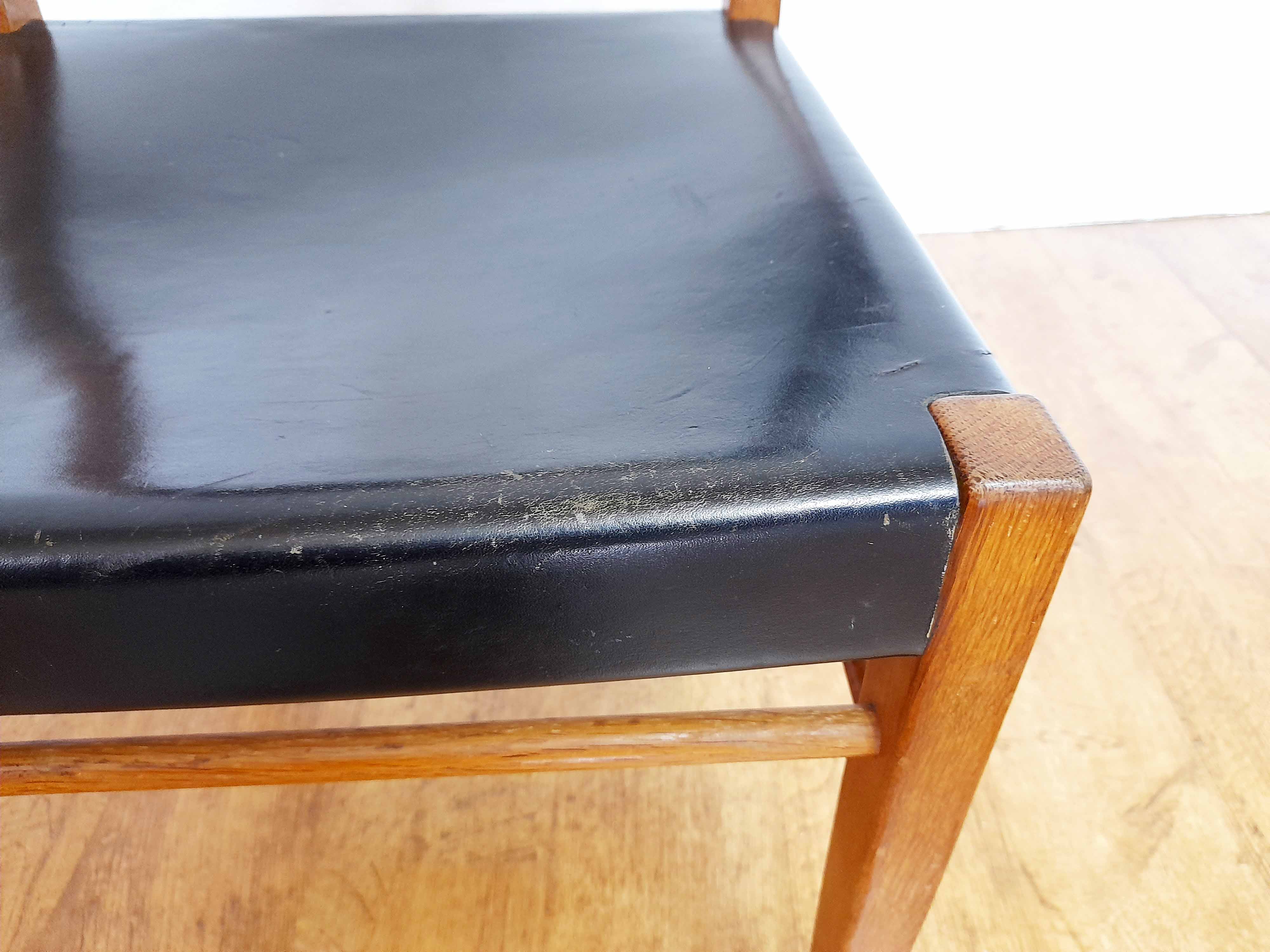 Set of 4 oak and leather chairs
