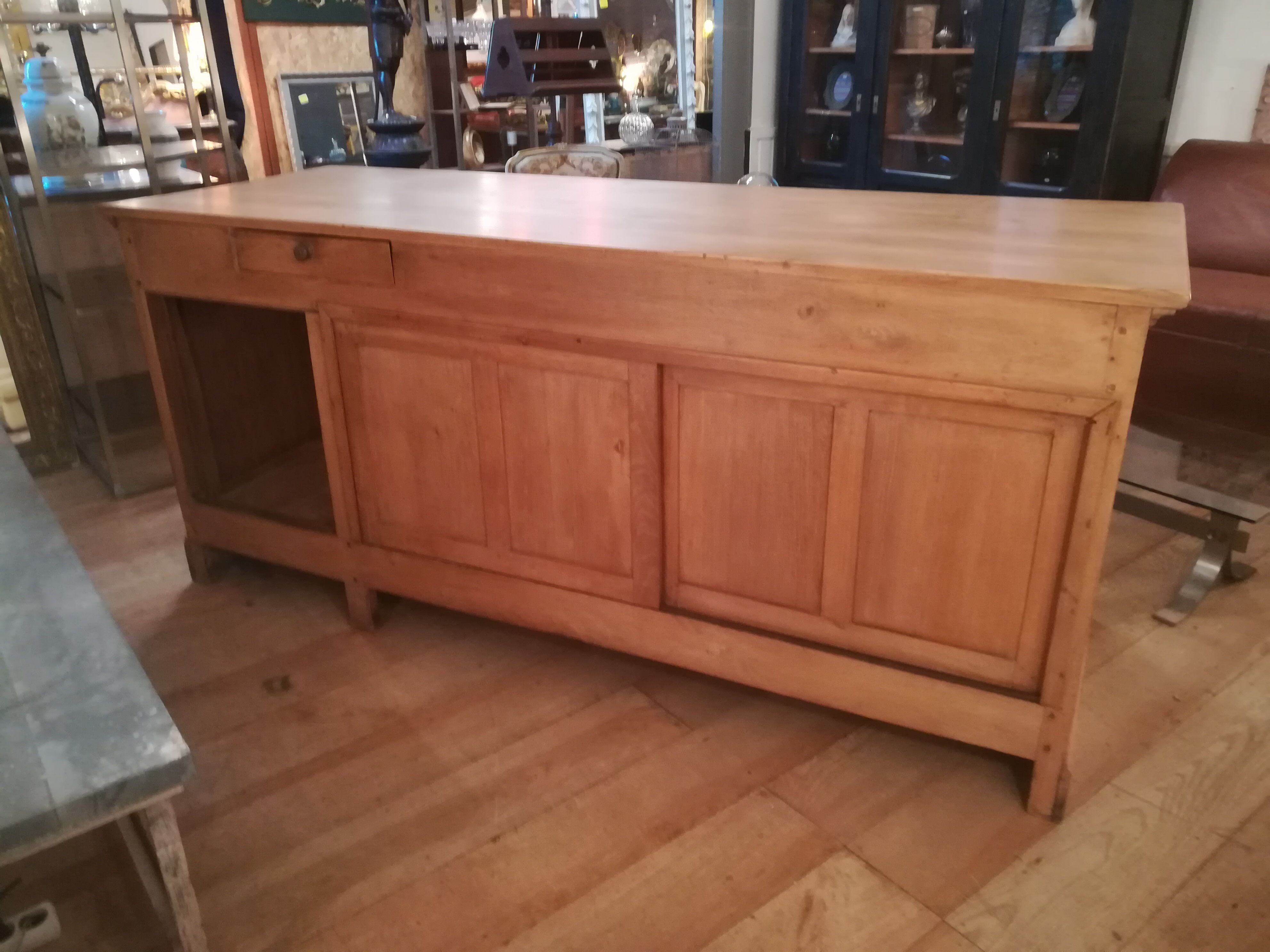 Art deco showcase counter in elm