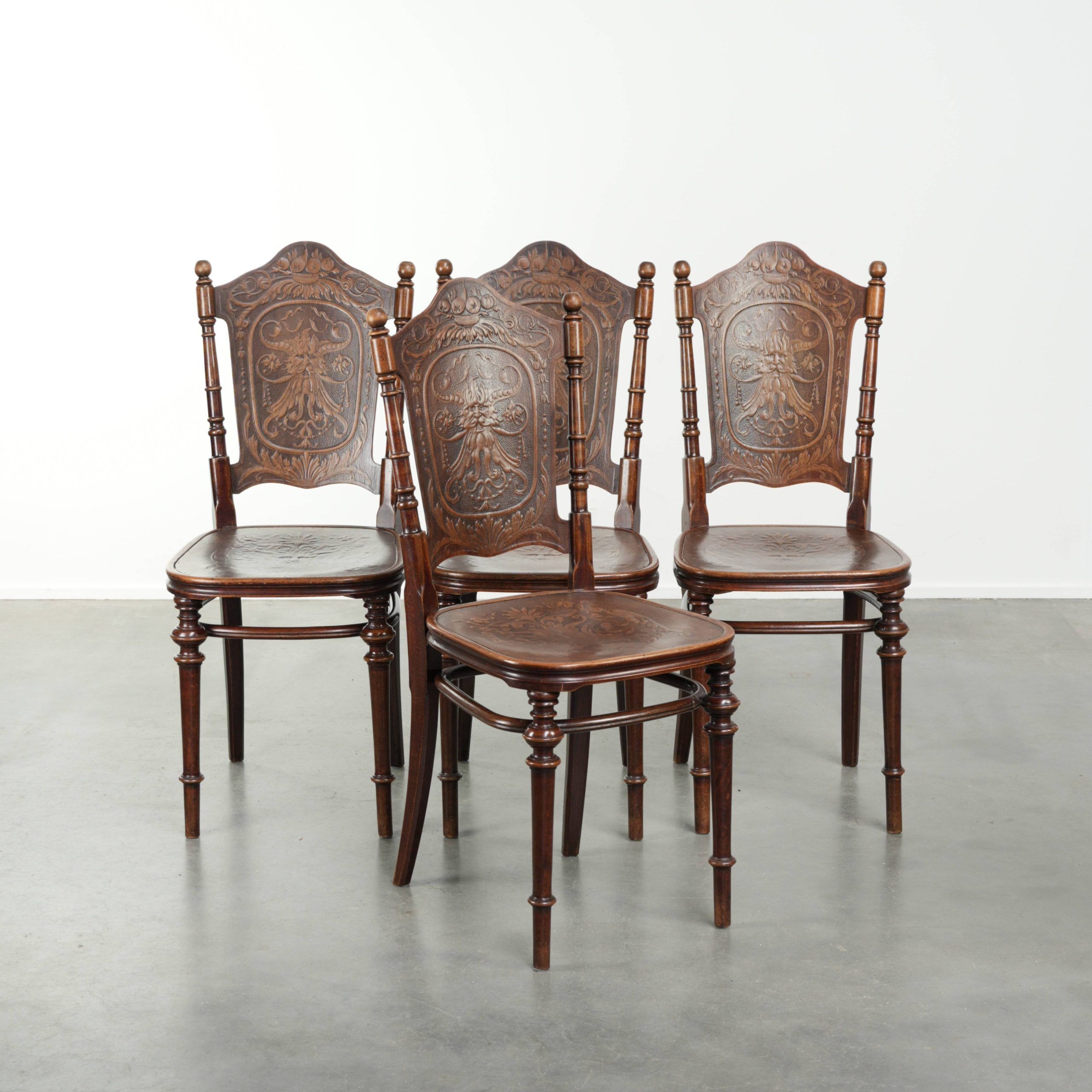 Ensemble de quatre chaises de bistro antiques de la fin du 19e/début du 20e siècle.