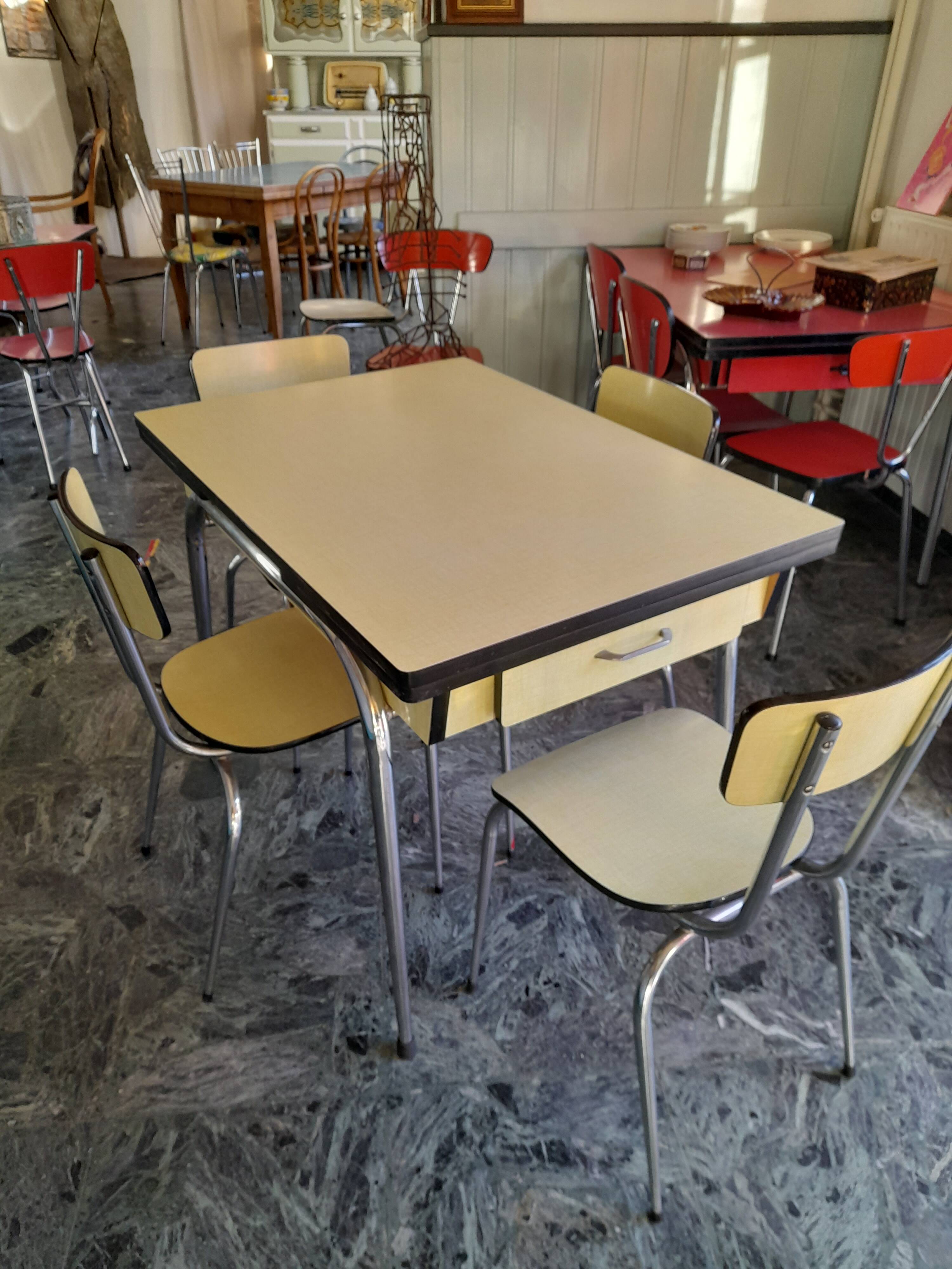 Table + “Formica” type chairs