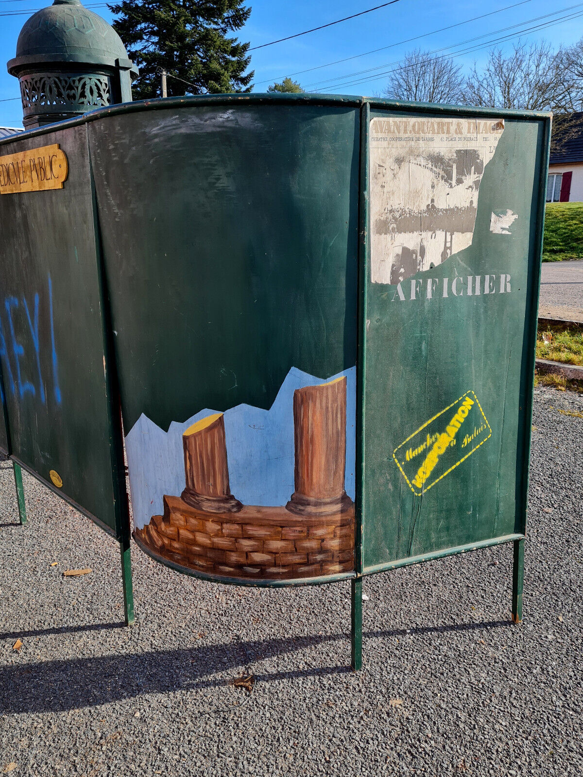 Public edicule made in sets for a former theater of Franche Comté