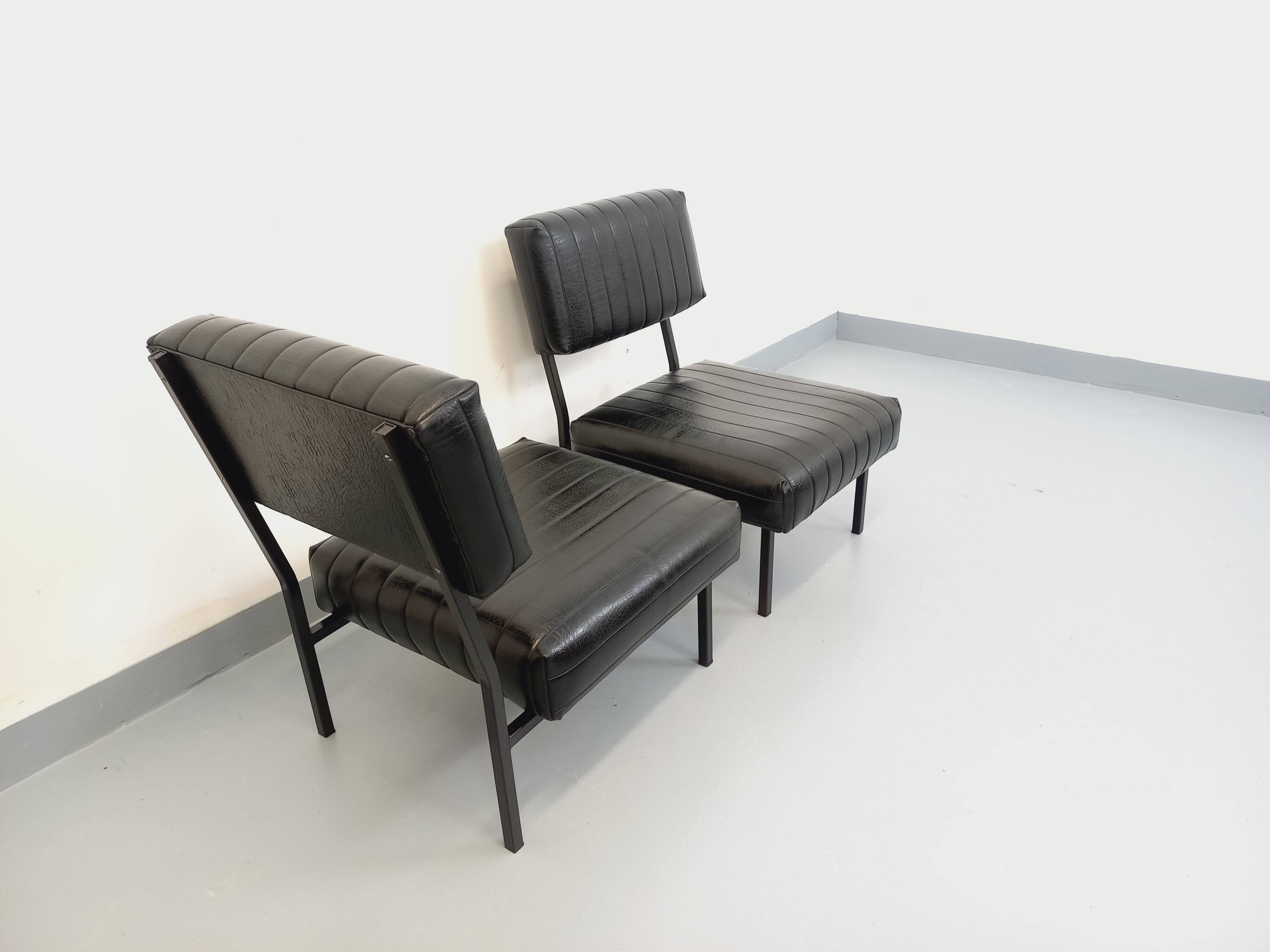 Set of 2 vintage modernist armchairs in black faux leather and metal.