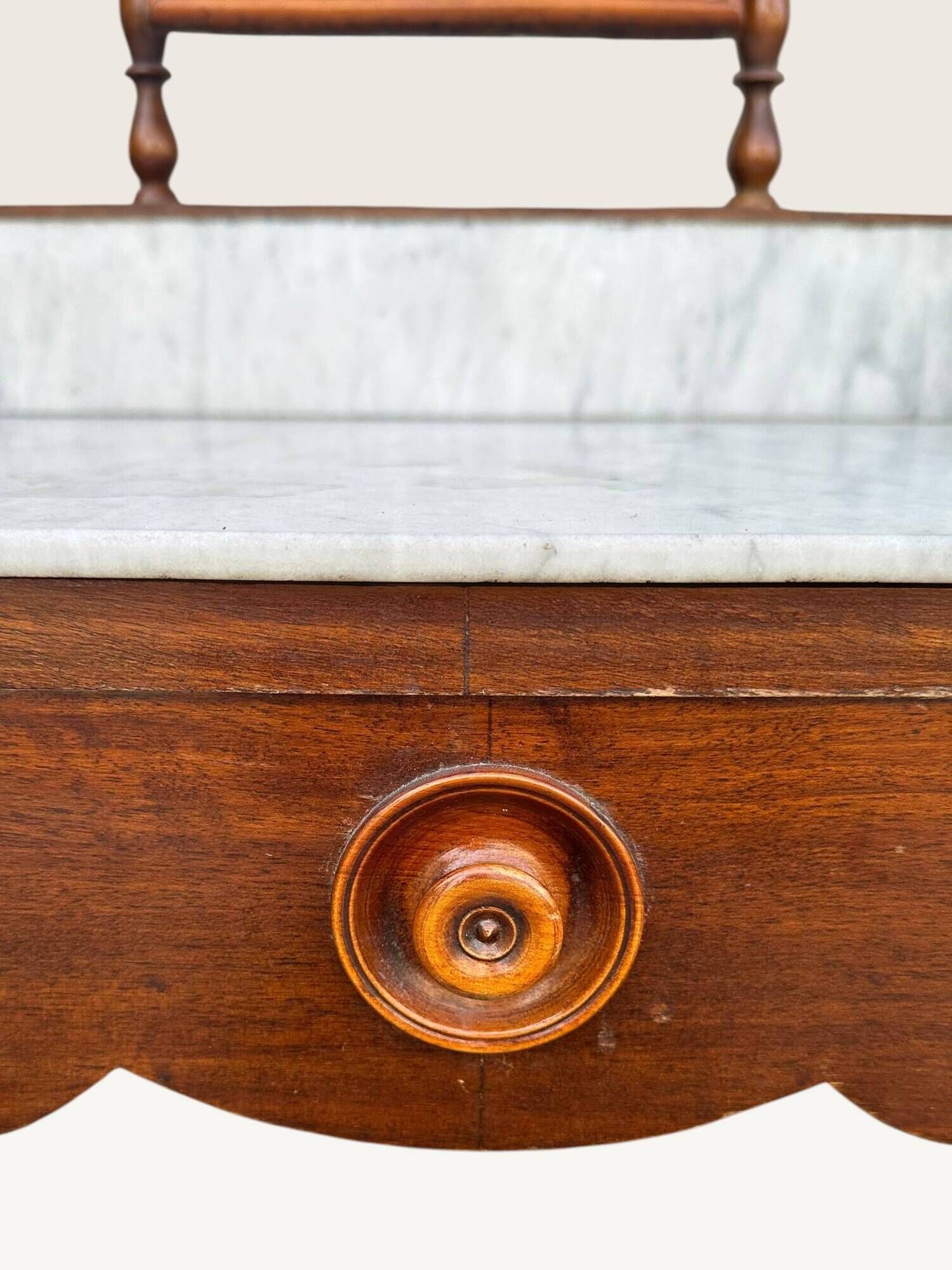 Dressing table in walnut and marble, late 19th century.