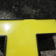 Lettre T d'enseigne industrielle jaune et noire