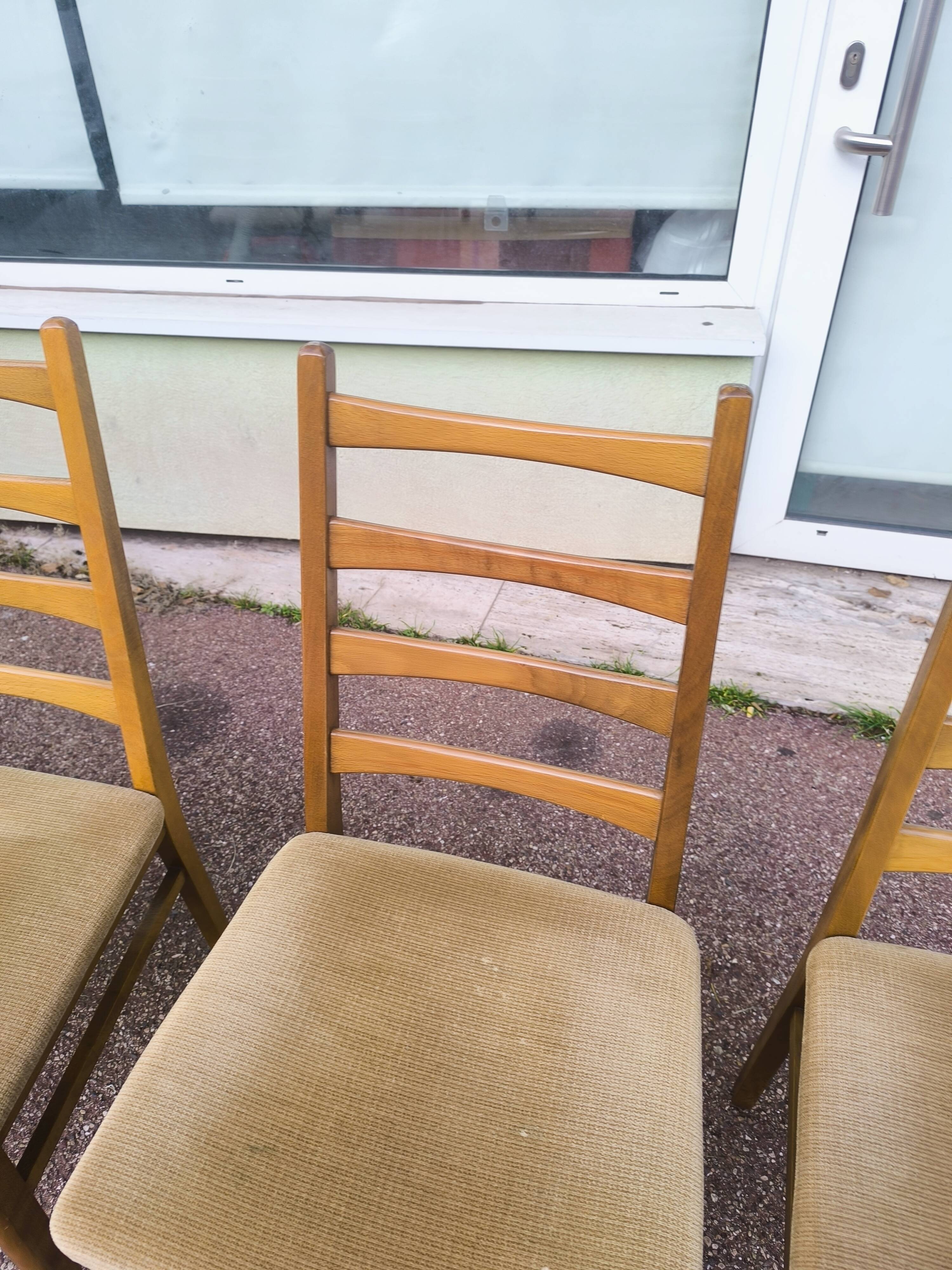 Set of 4 Scandinavian chairs in wood and fabric.