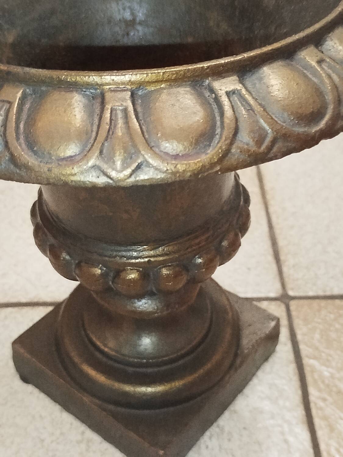 Medici vase 30 cm in cast iron 19th century  
Golden patina