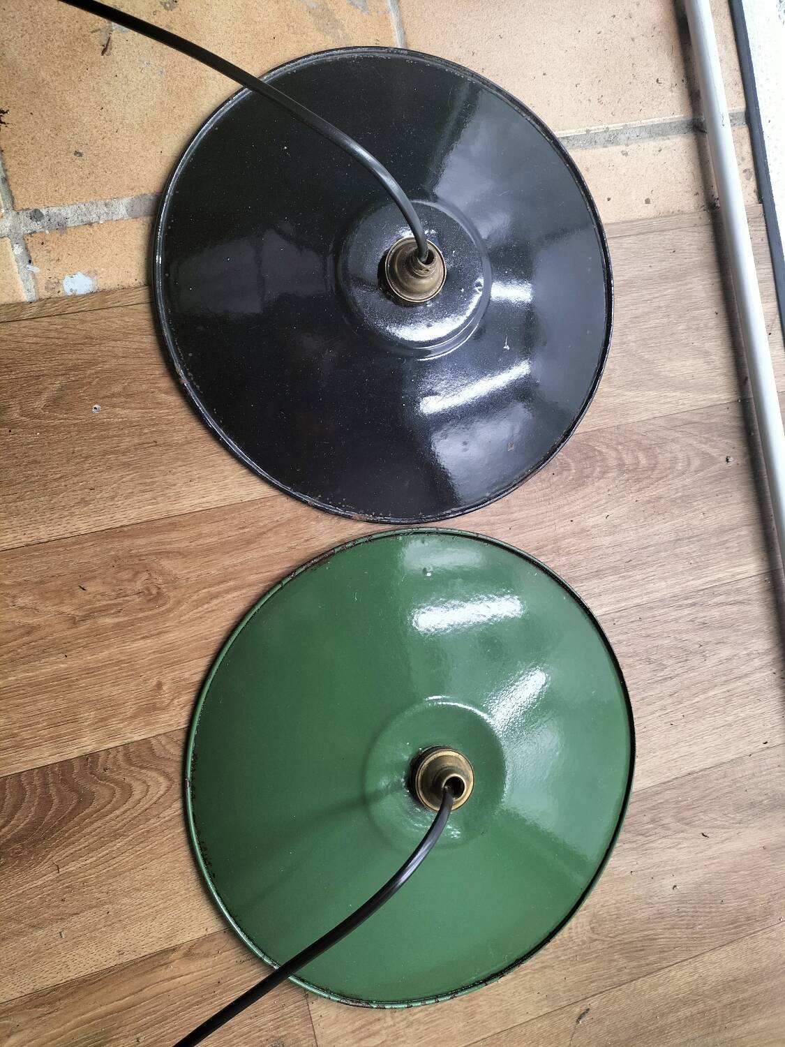 2 suspensions en tôles émaillées