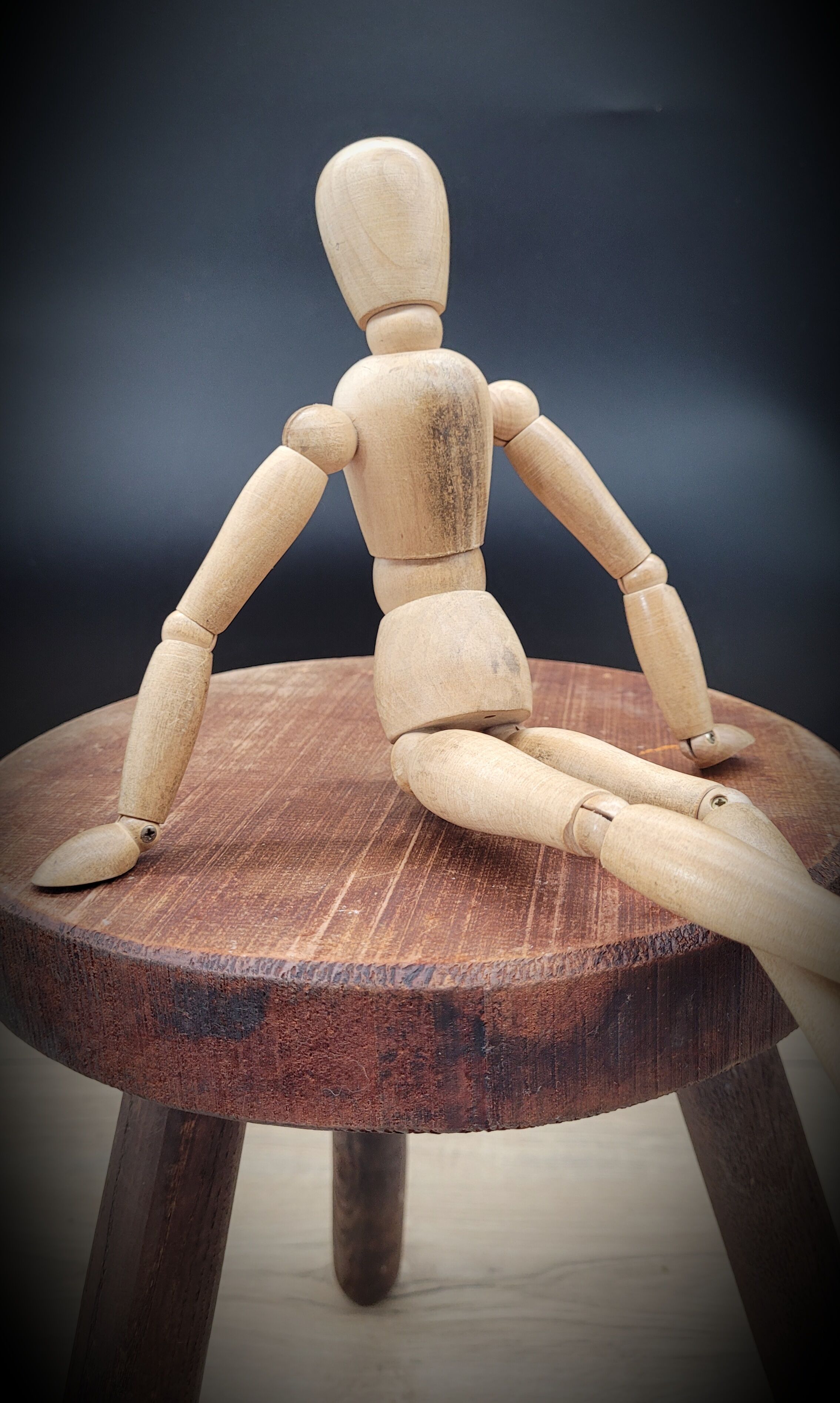 Round tripod stool cowherd