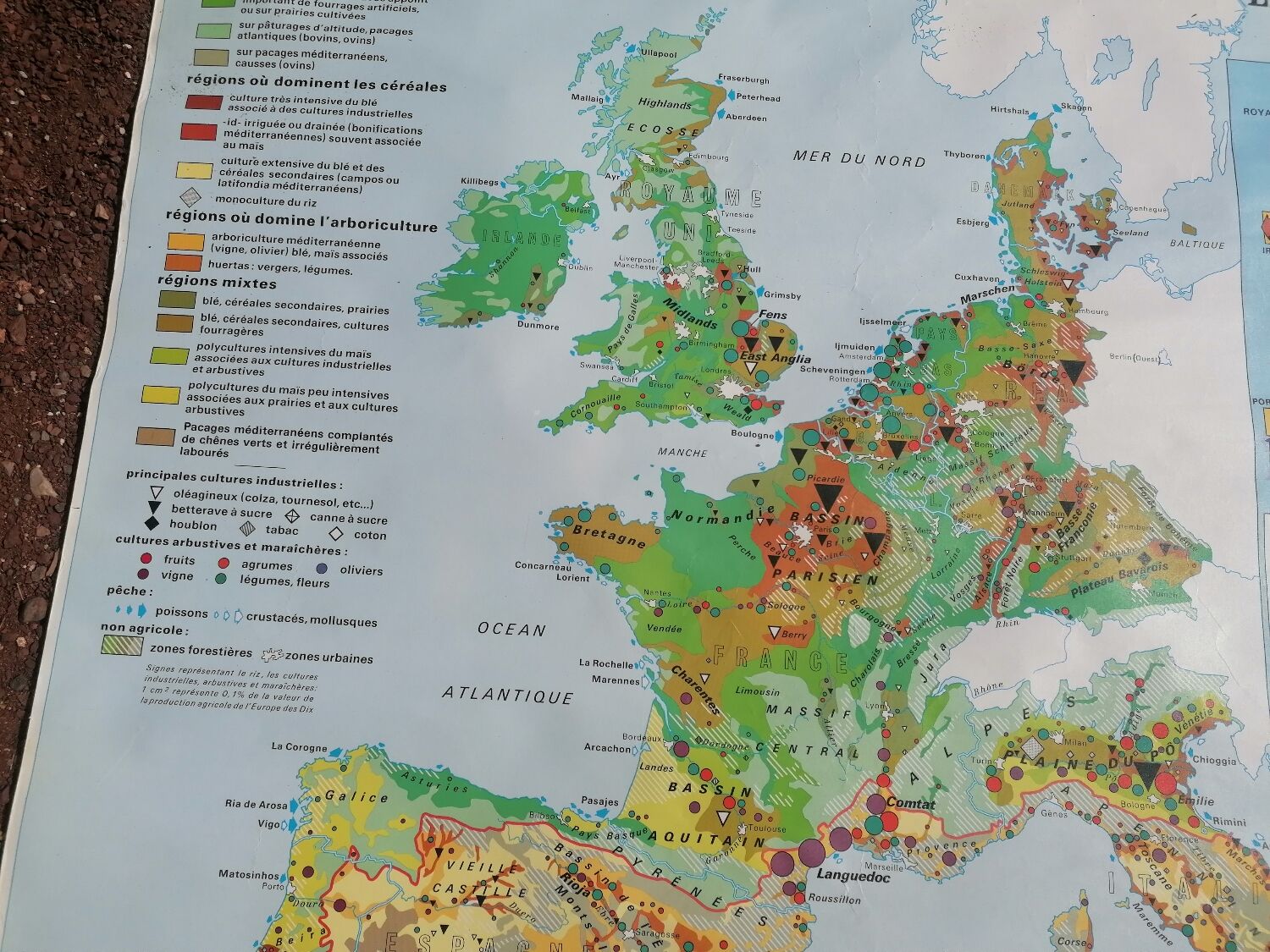 Old big map Hatier: The European community. 154 x 115 cm.