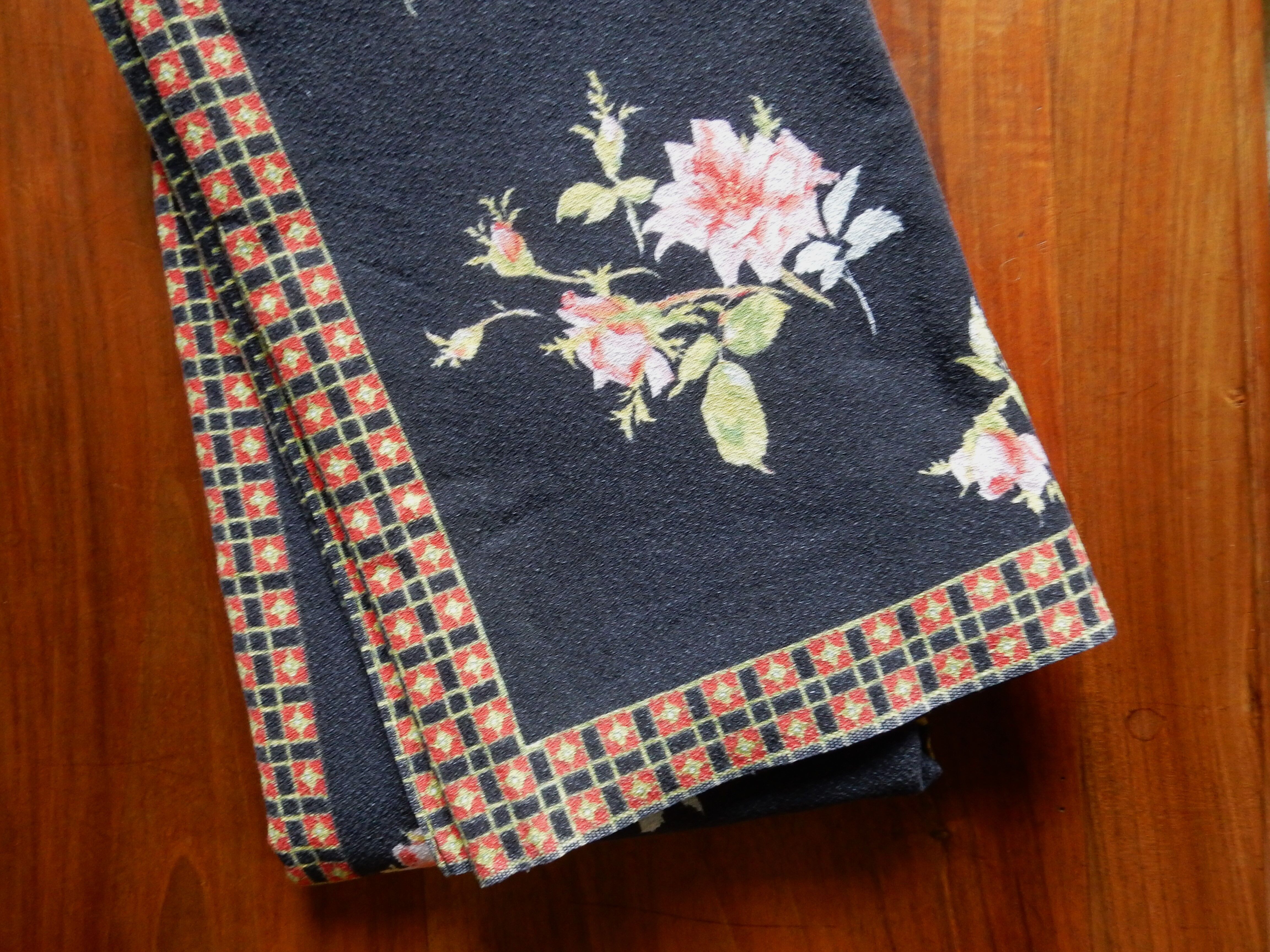 Black tablecloth with bouquets of roses