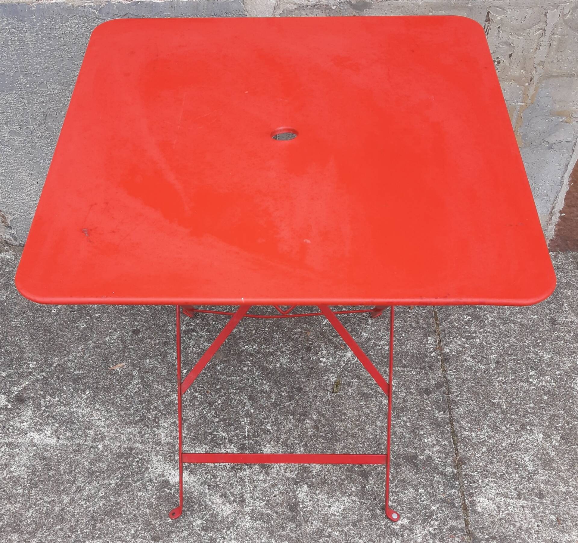 Folding bistro or garden table, made of metal. (Individually or in sets)