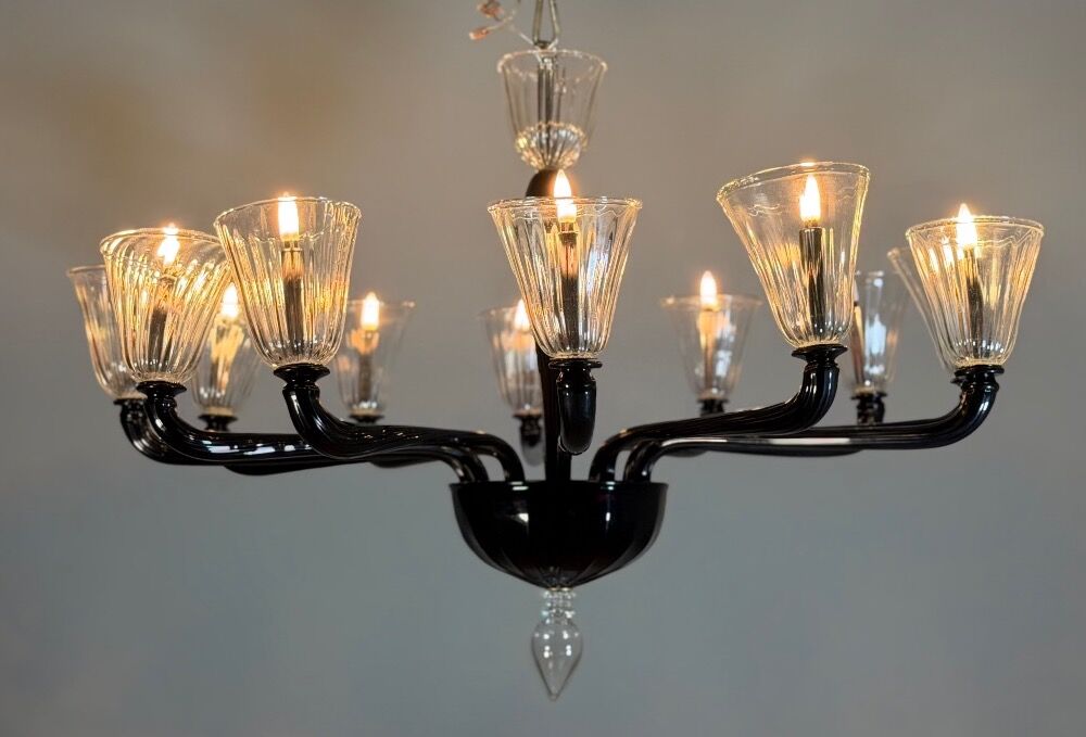 Venetian chandelier in Murano glass in black and colourless, 12 light arms, circa 1990.