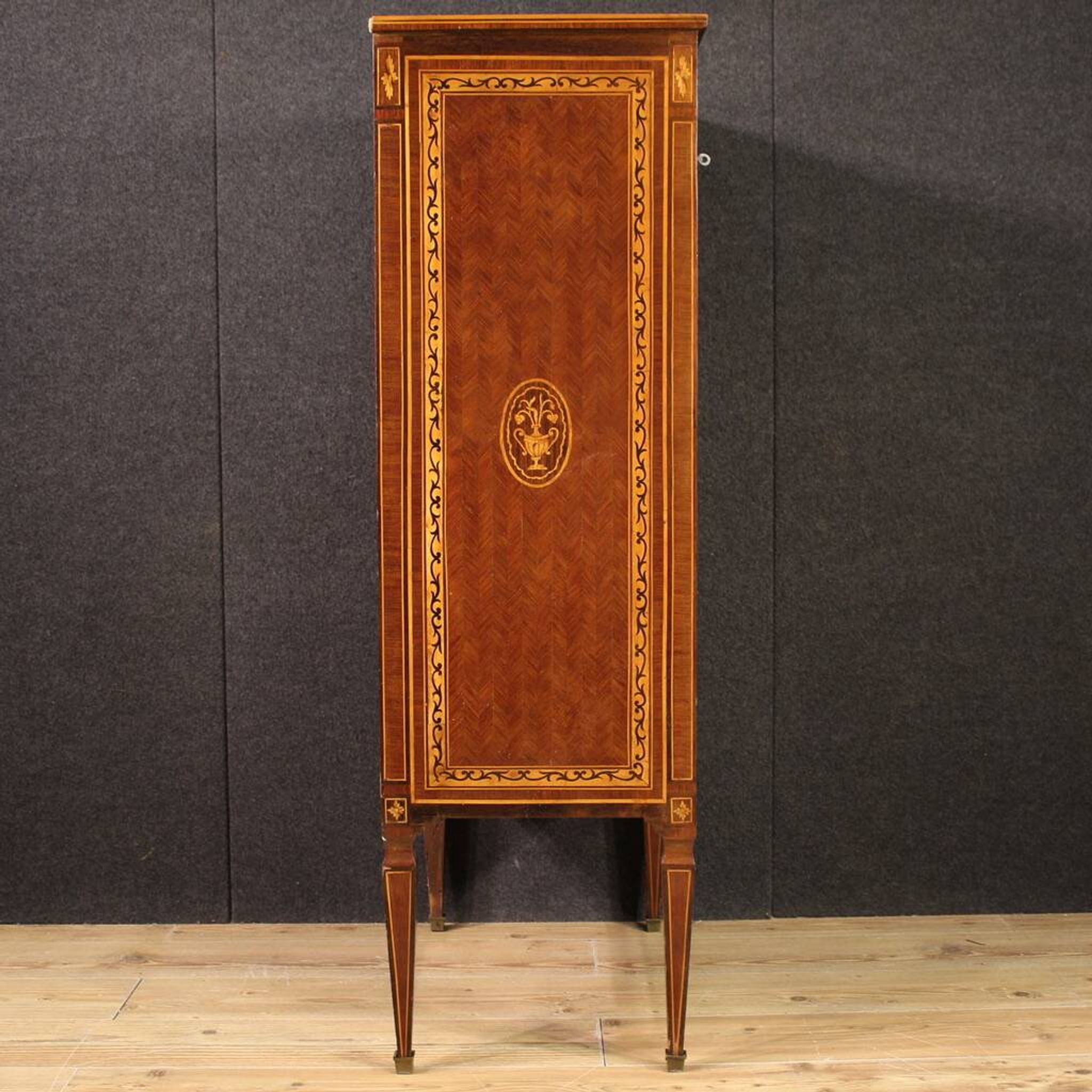 Commode marquetée de style Louis XVI du XXe siècle