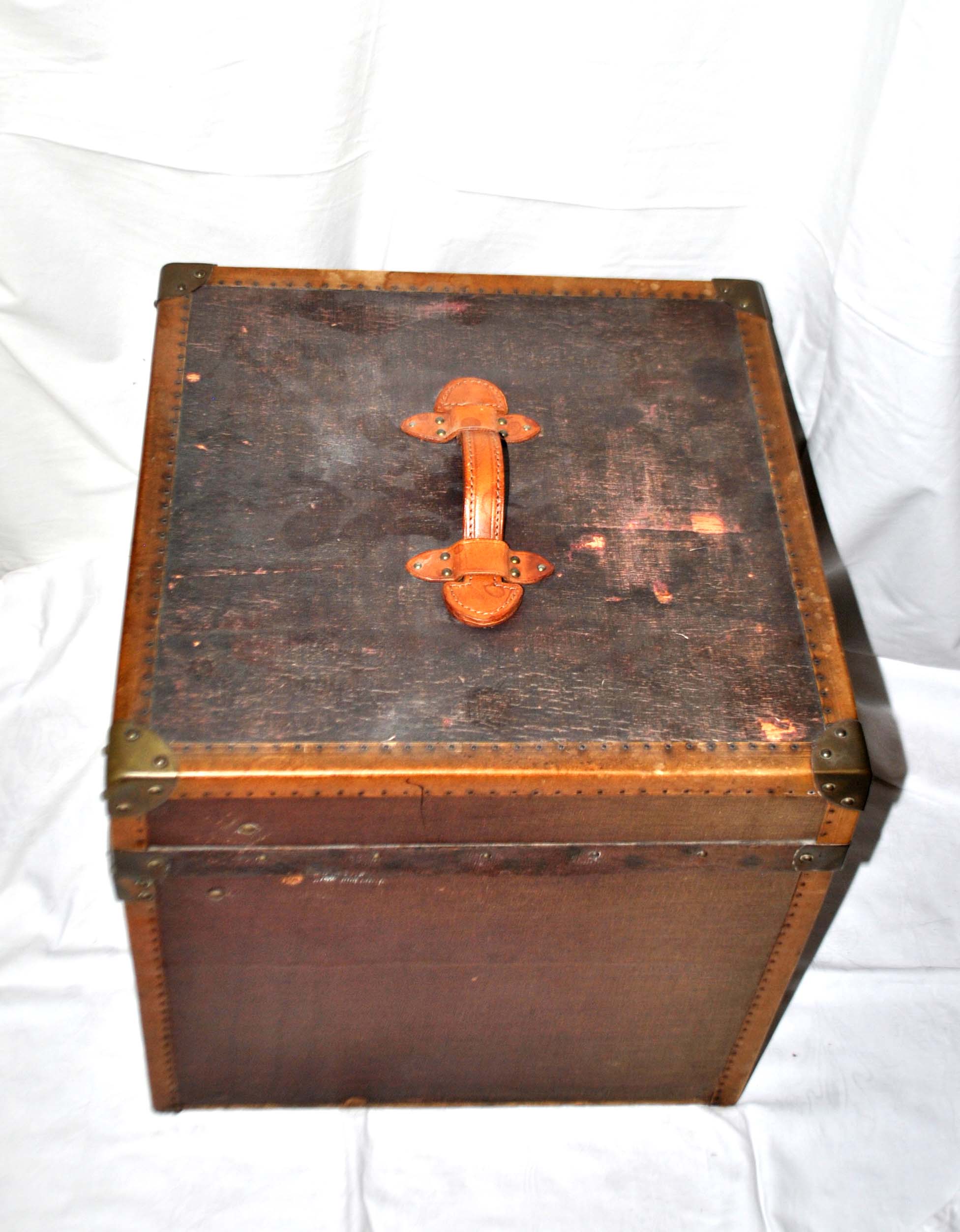Old square trunk in wood, brass and leather - Travel chest 1920 45cm
