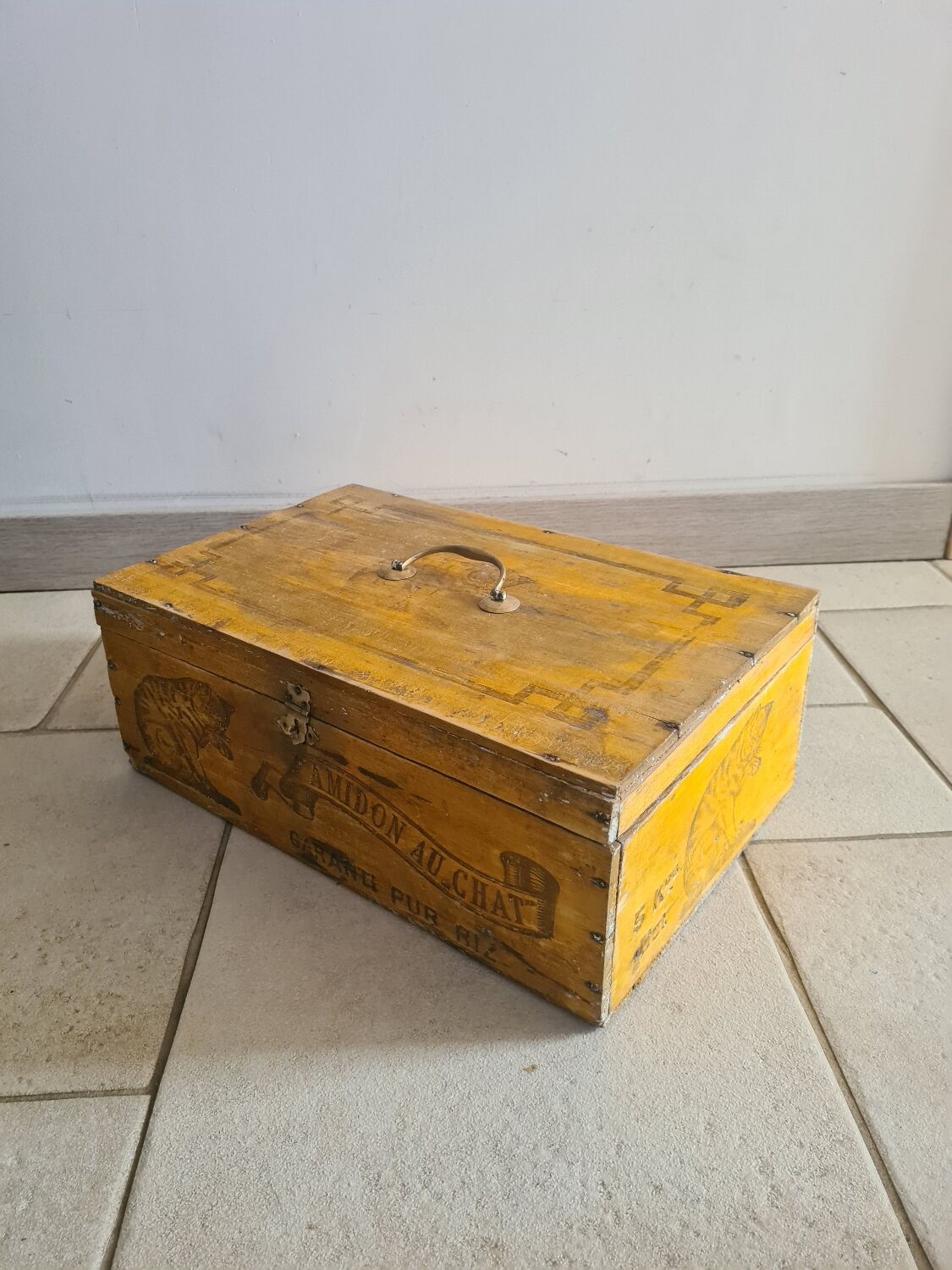 Old advertising box 1930