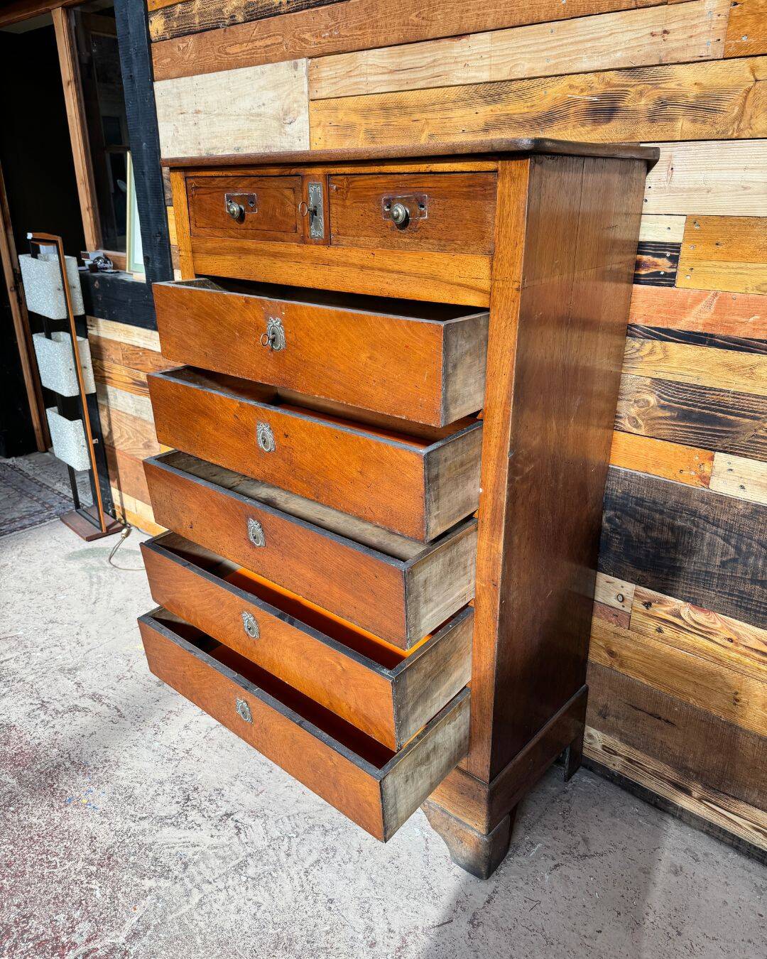 Walnut chest of drawers