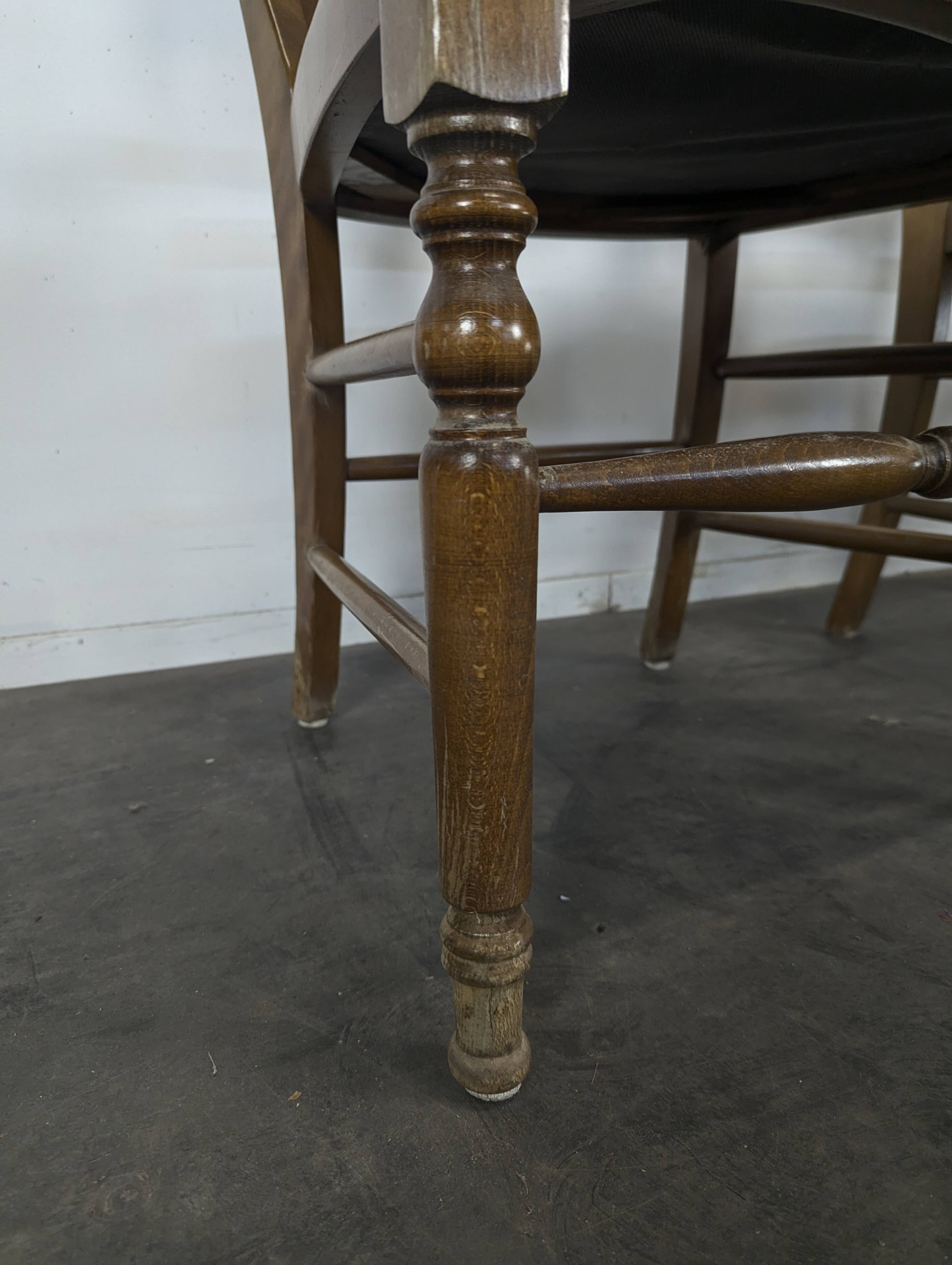 Serie de 4 fauteuils de style directoire à dossier en palmette