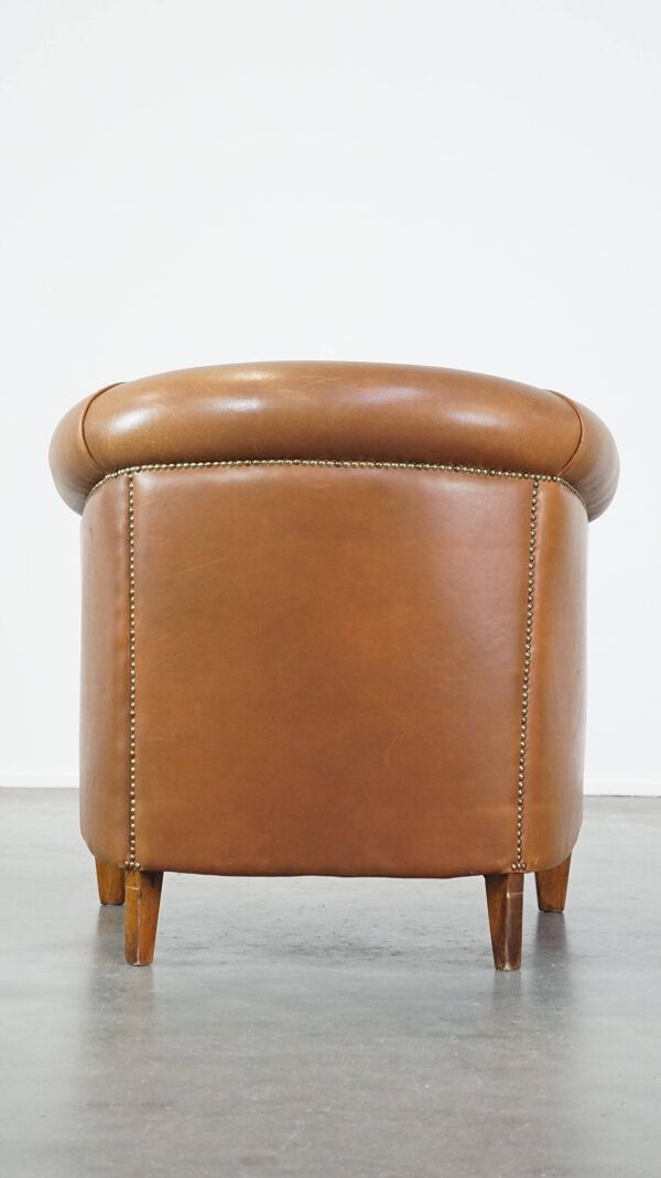 Fauteuil club en cuir de mouton de couleur cognac neutre et en bon état