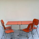 Table en formica orange et 4 chaises