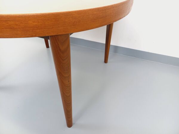 Grande table ronde scandinave vintage des années 50 60 en teck avec rallonges