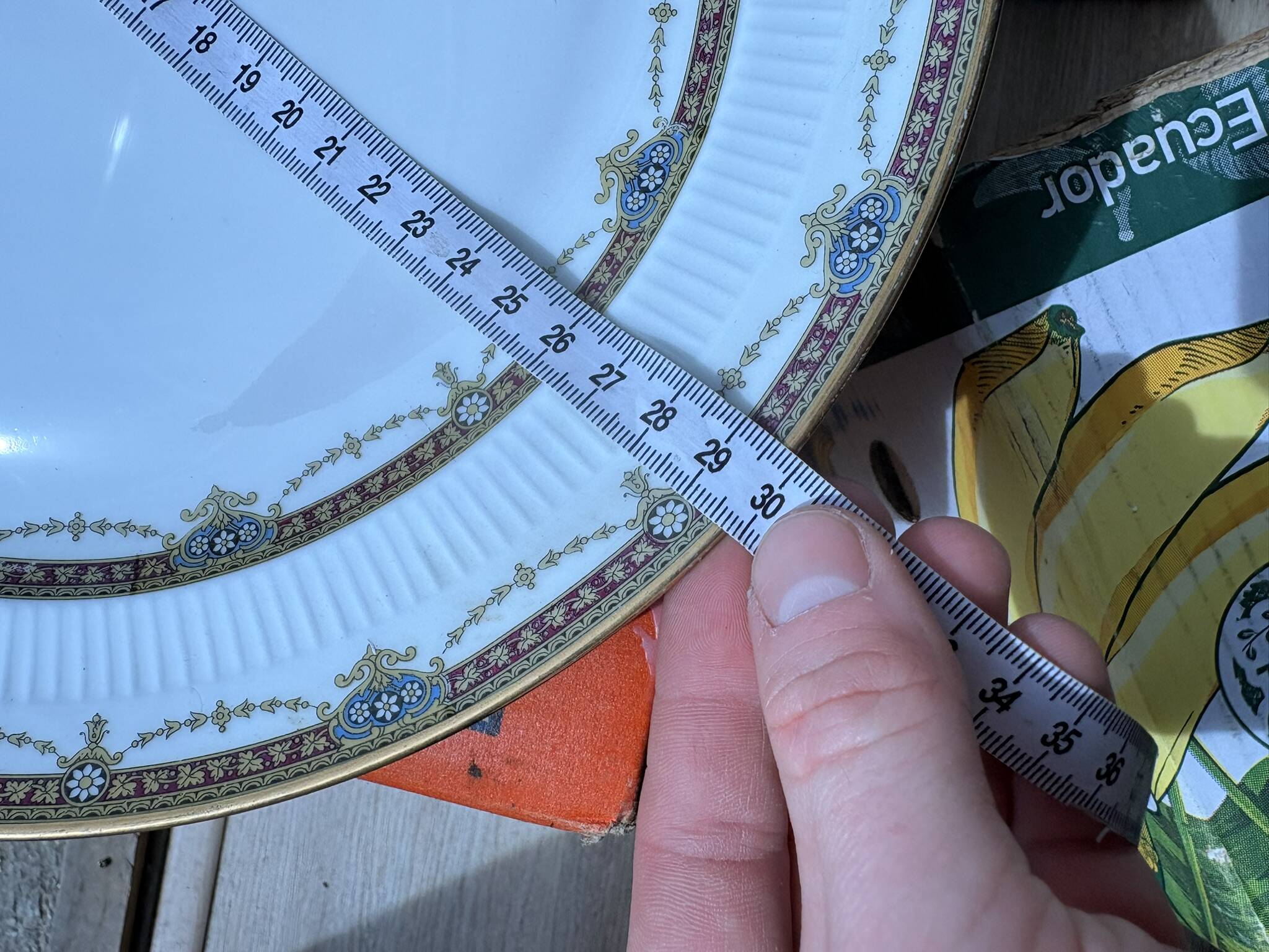 Plat en porcelaine de Limoges Harreau à bord godronné style néo-classique Louis XVI