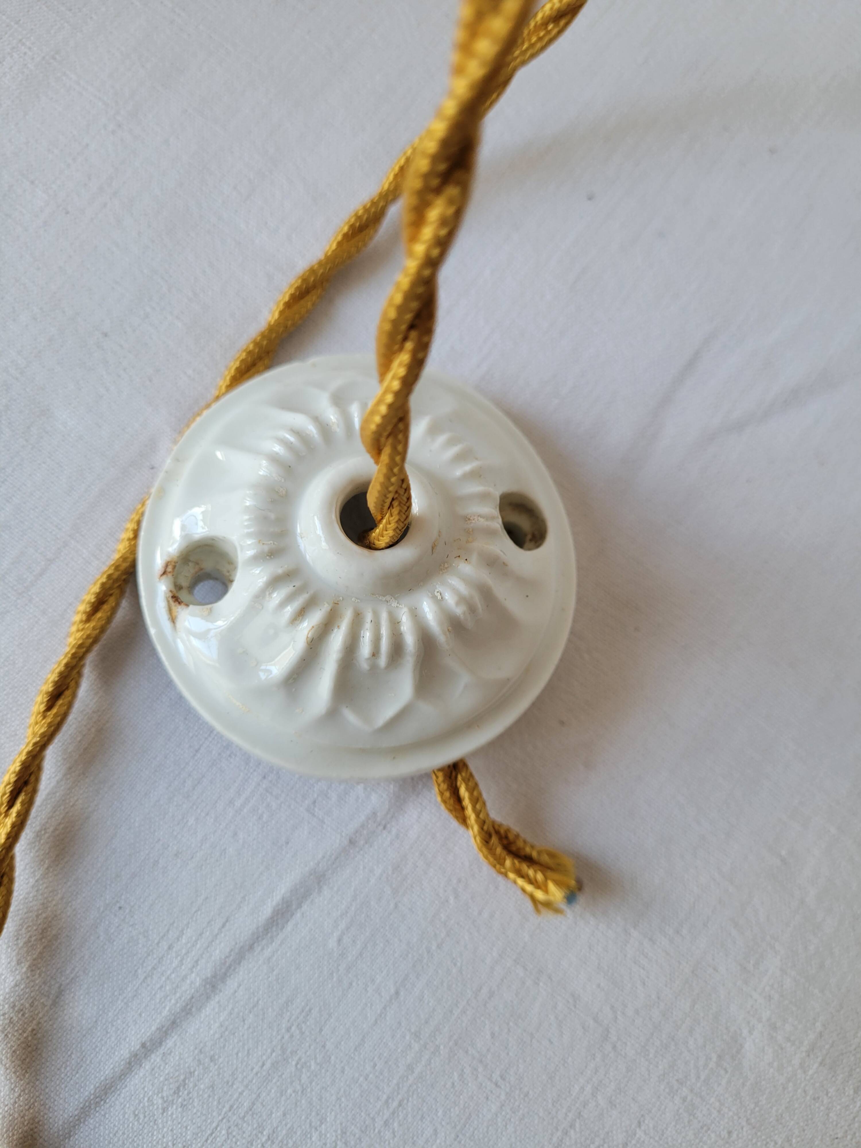 Suspension in green and white enamelled sheet metal