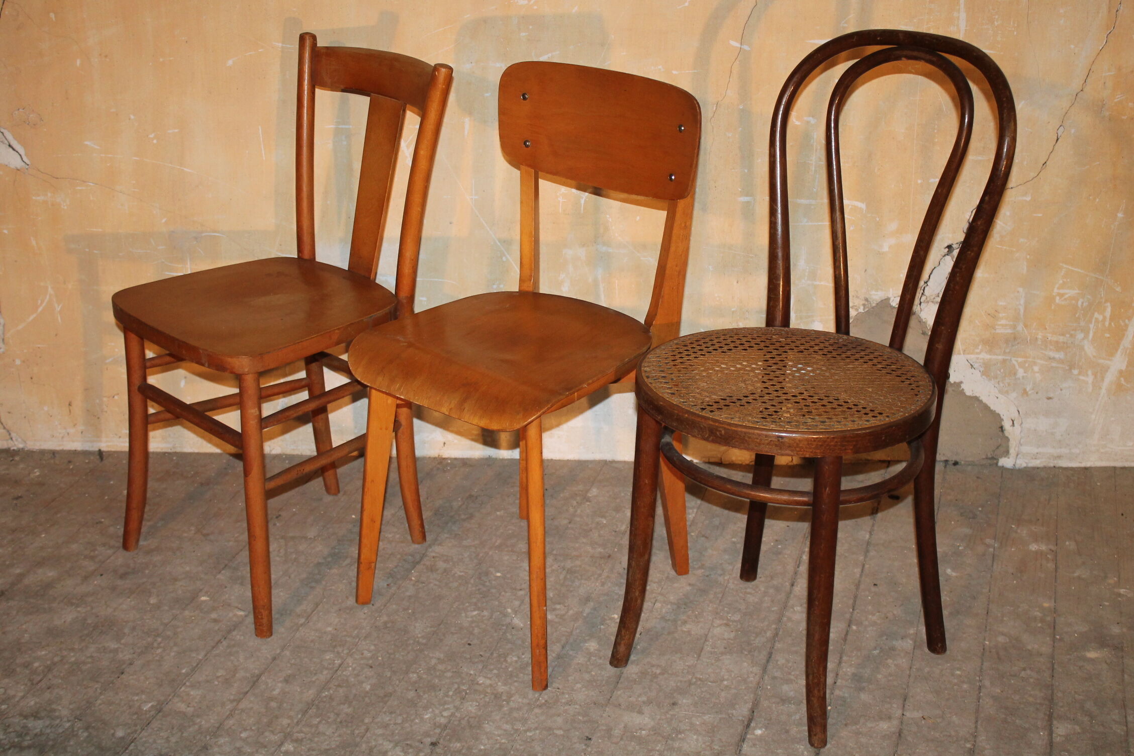 Lot of 25 chairs