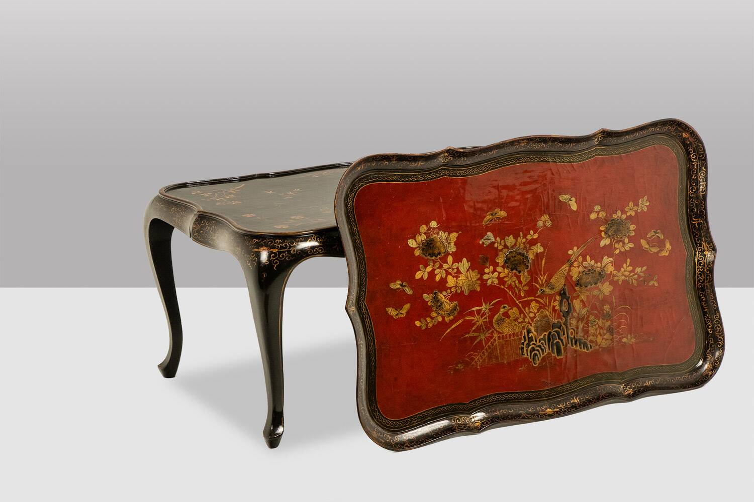 Coffee table with removable top in red and black lacquered wood. 1950s.