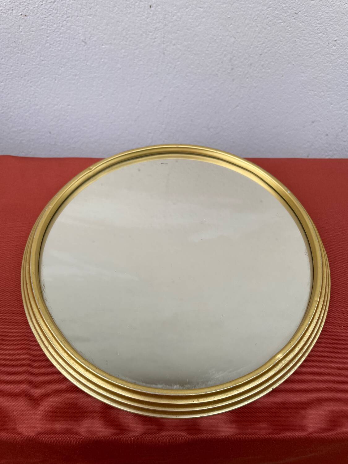Round mirror in gold metal