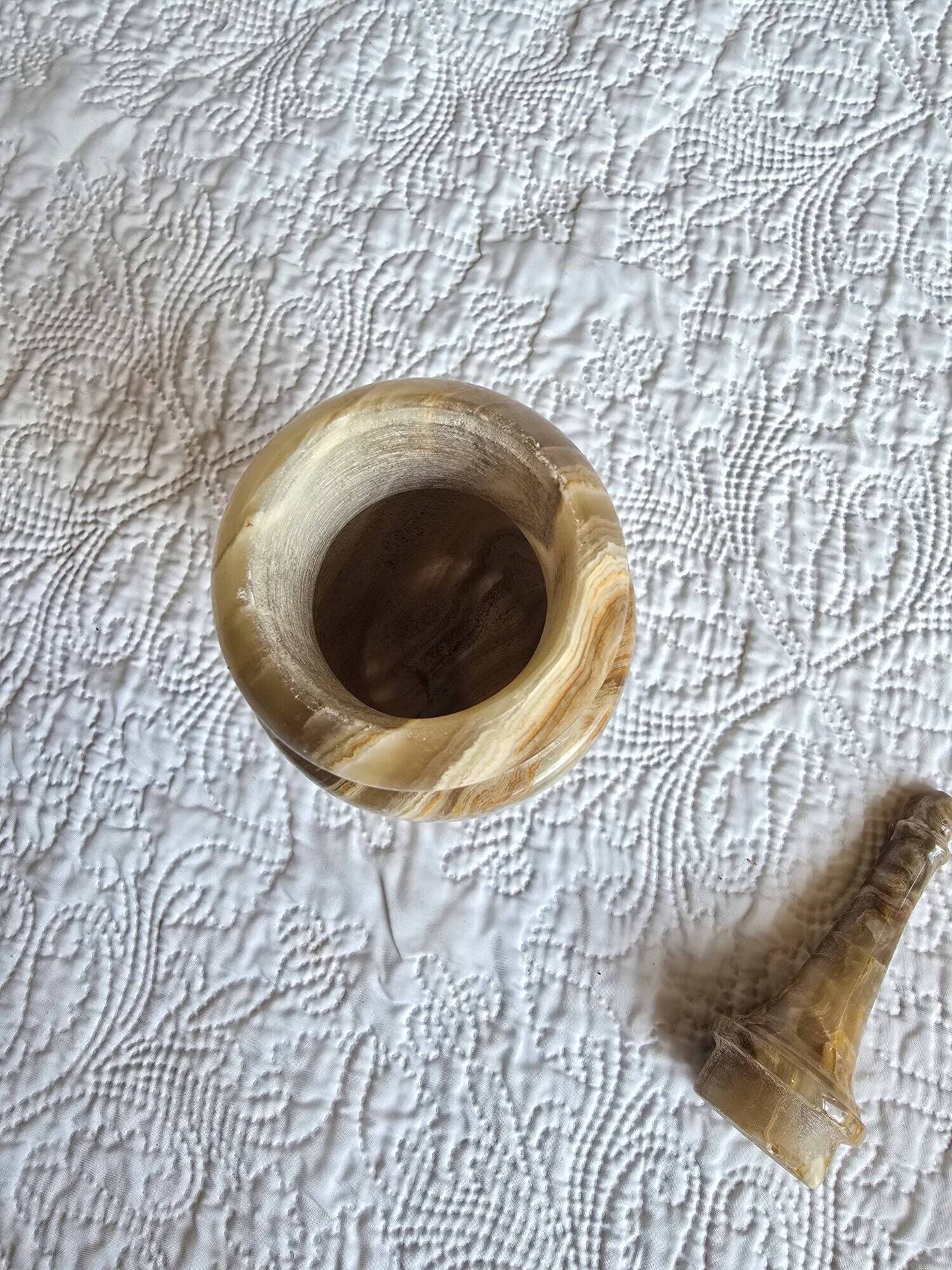 Vintage covered urn vase in veined onyx marble, 1960s-1980s.