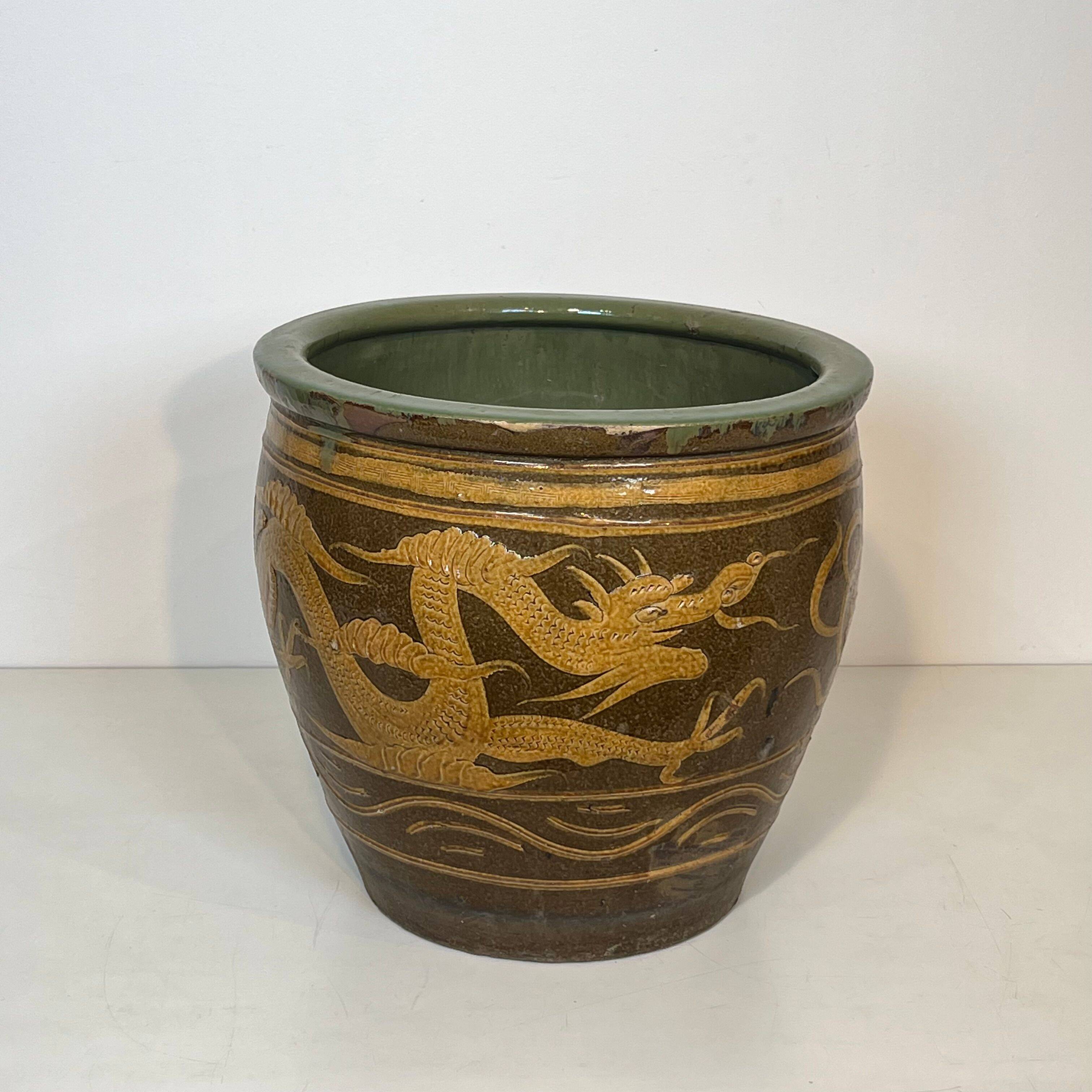 Importante jardinière chinoise en terre-cuite vernissée à décors de dragons