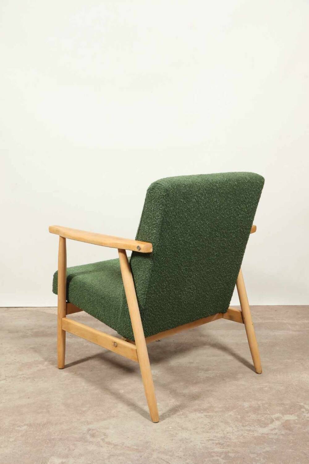 Fauteuil vintage Boucle verte bois naturel après rénovation