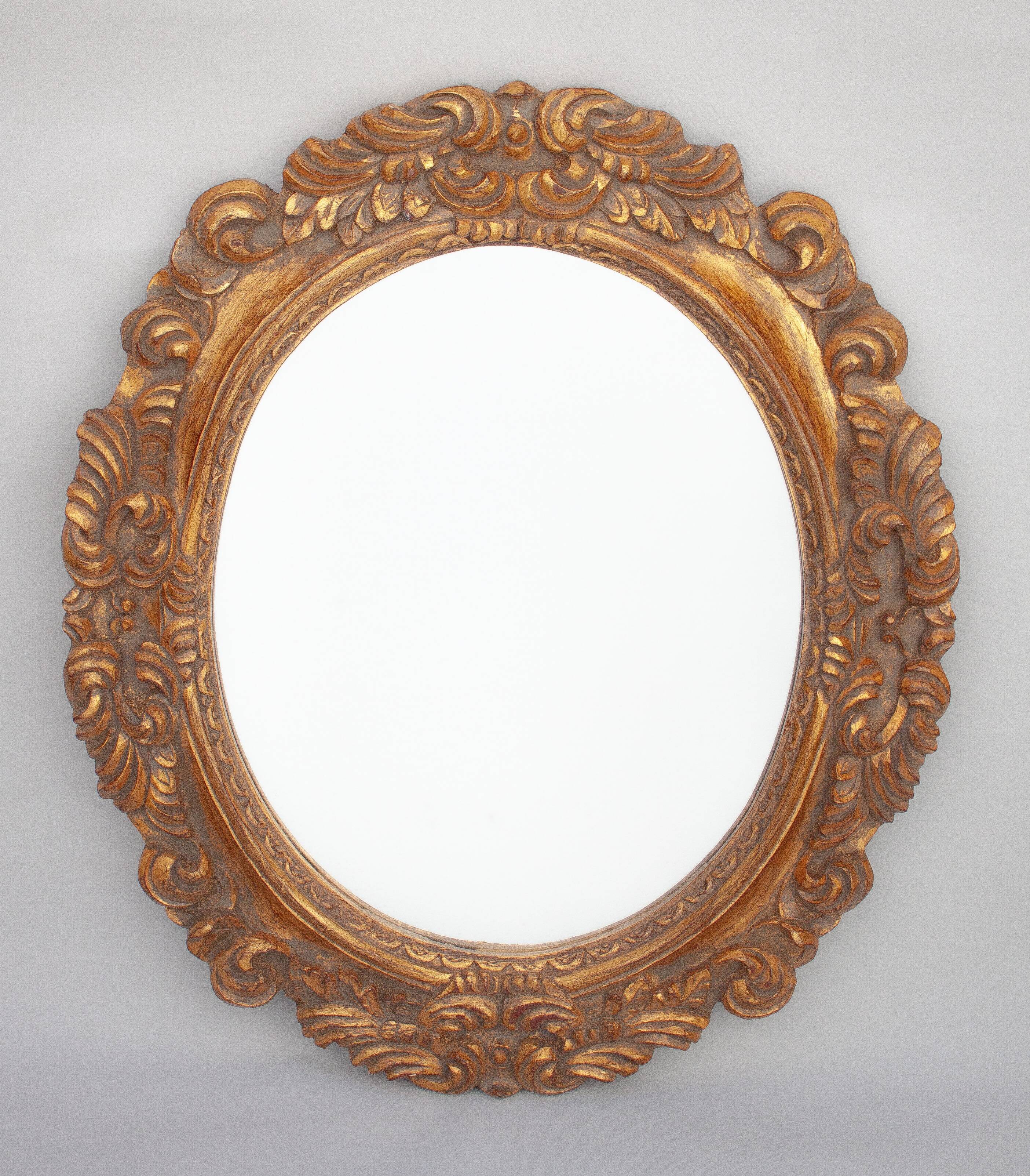 Oval mirror in gilded and carved wood. Vintage mirror. Wall mirror.
