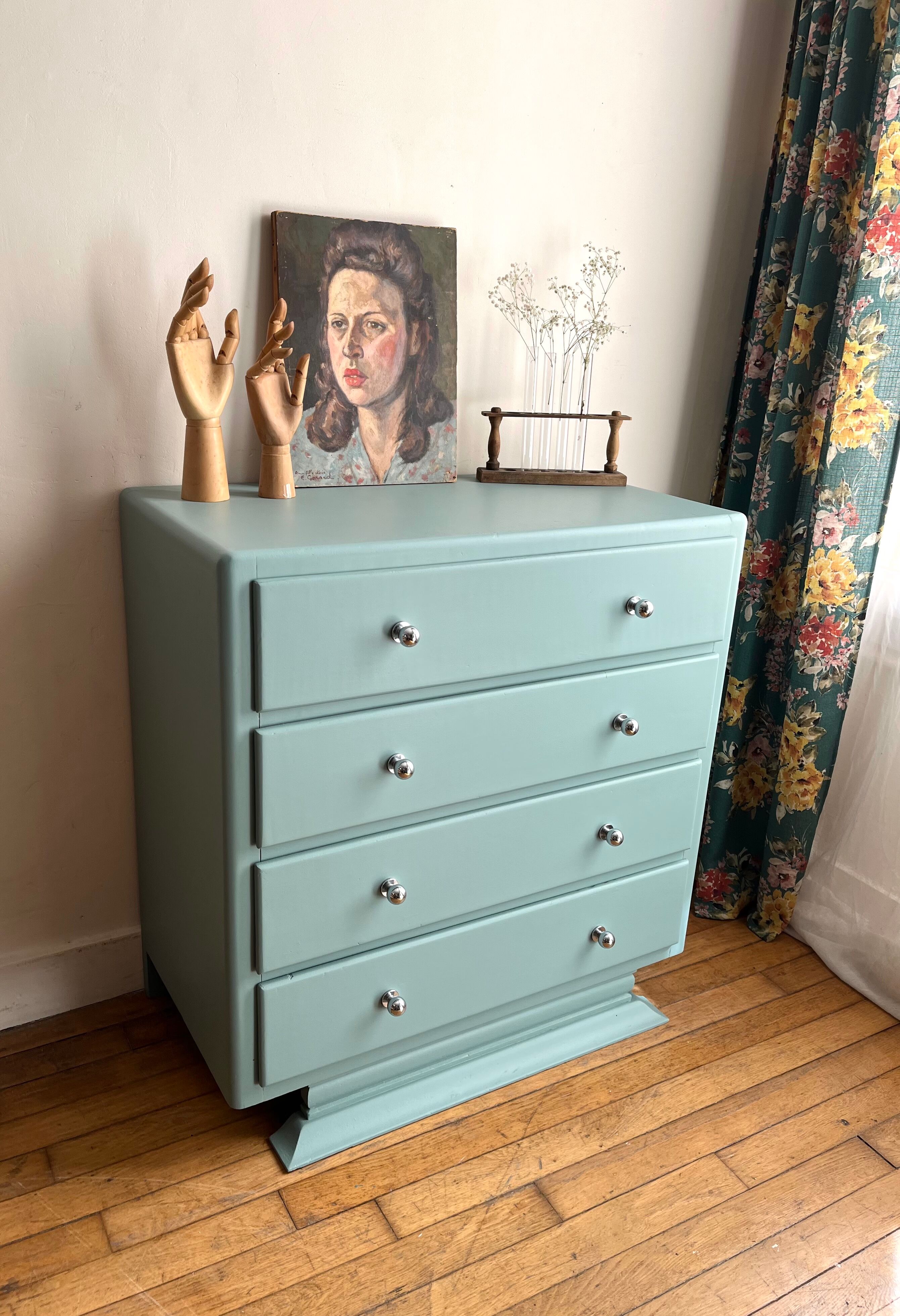Antique chest of drawers