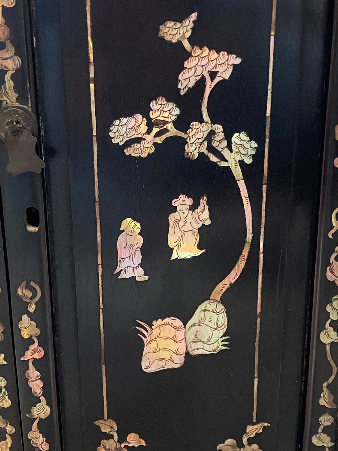 Small Asian cabinet with mother-of-pearl marquetry