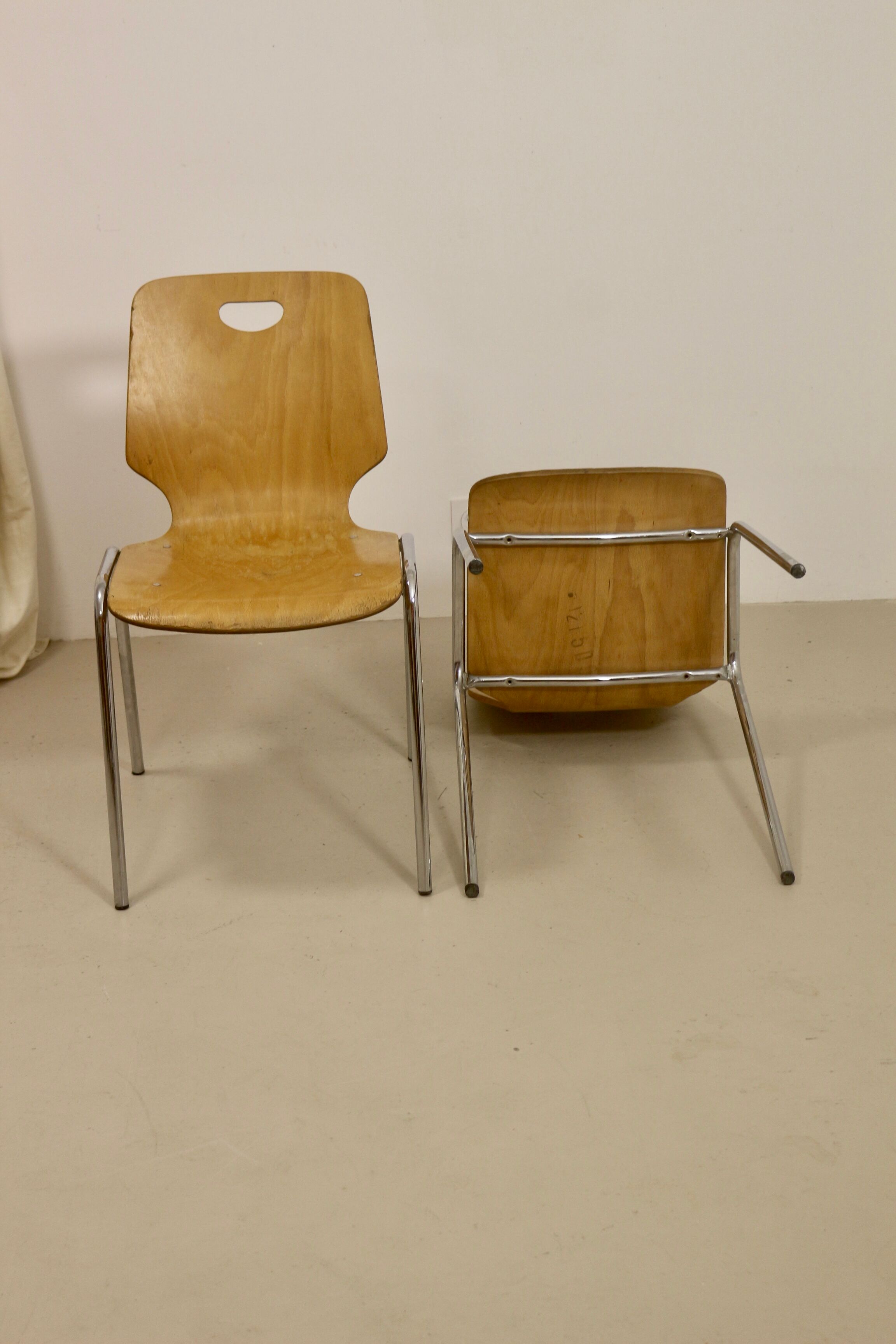 Pair of stackable chairs in Plywood plywood. Ref Leo.