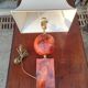 Lampe vers 1970 en fer et bois laqué ainsi que bronze