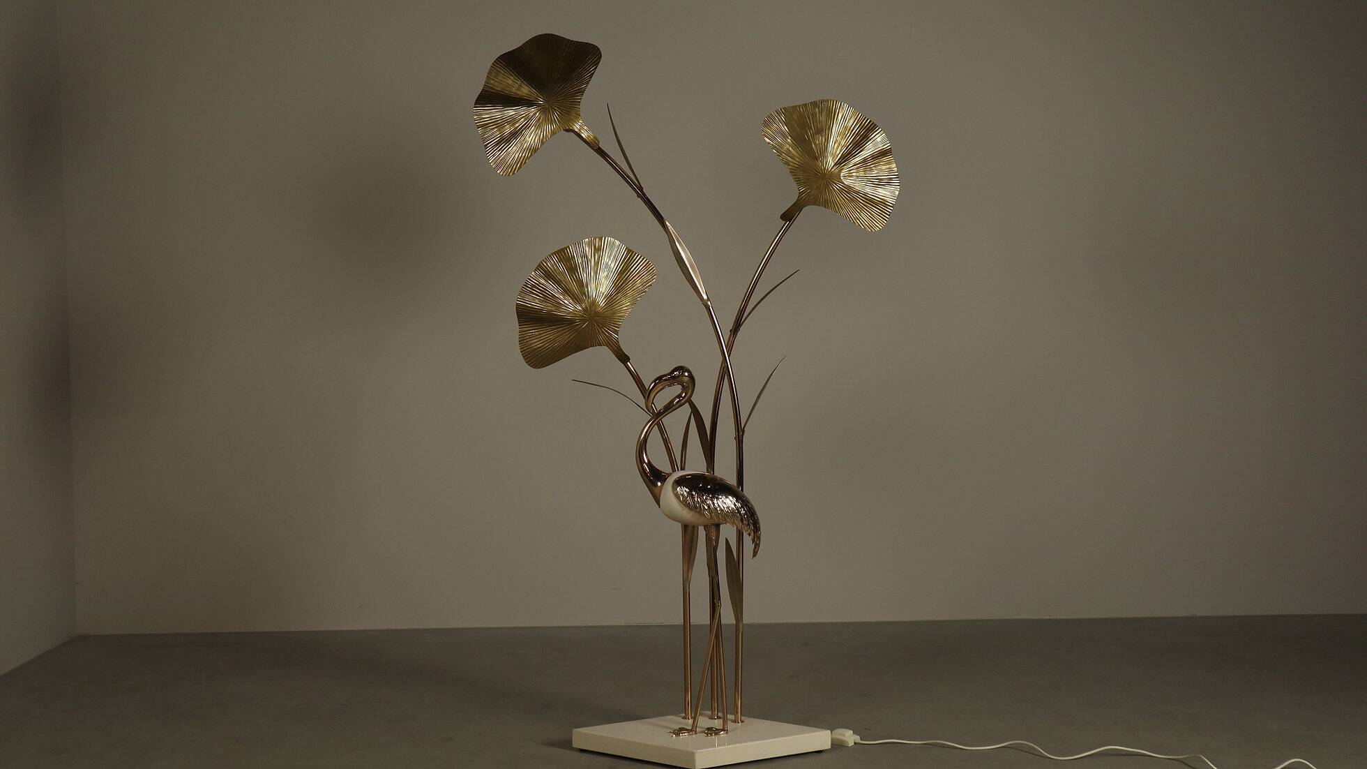 Grand lampadaire en laiton en forme de flamant rose, orné de feuilles de ginkgo sculptées, années 1970