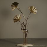 Grand lampadaire en laiton en forme de flamant rose, orné de feuilles de ginkgo sculptées, années 1970