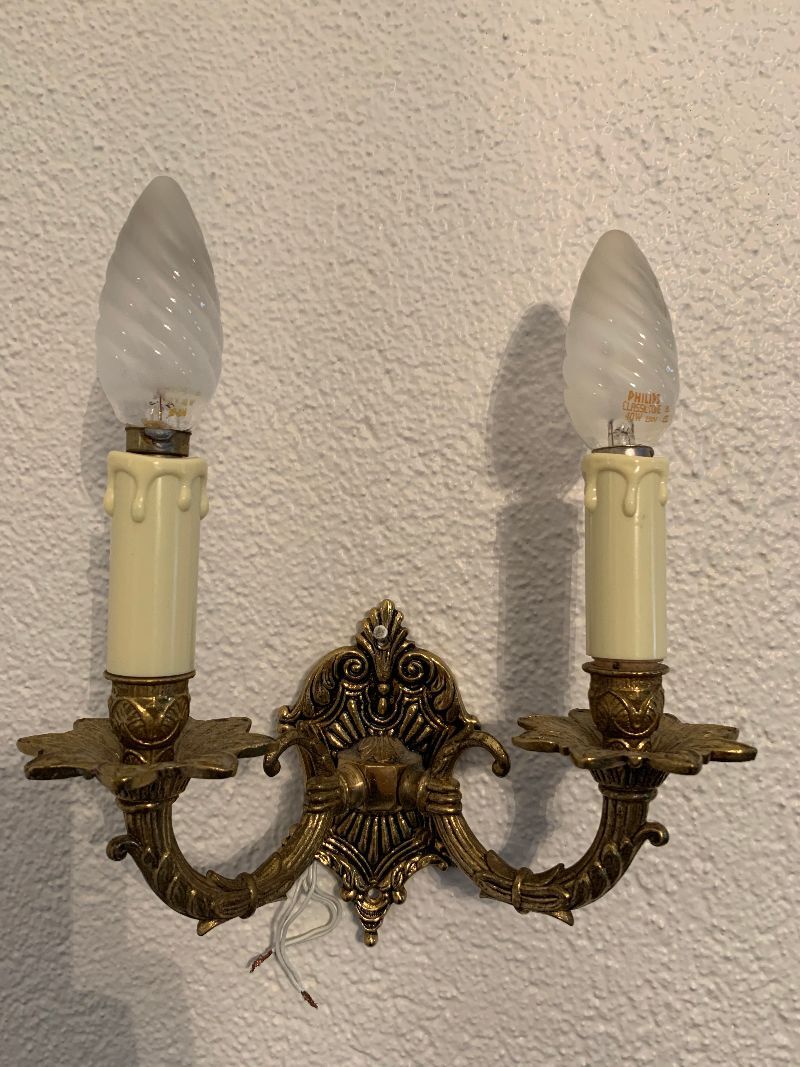 Apply 2 metal arms from the 1950s