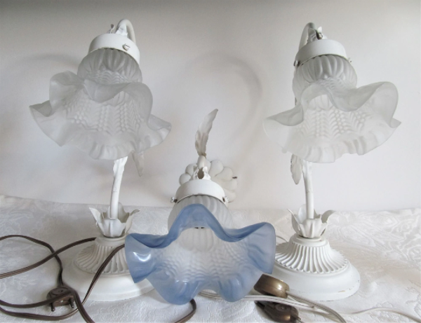 Ensemble de deux lampes de table et une applique murale en toleware avec bases métalliques