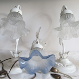 Ensemble de deux lampes de table et une applique murale en toleware avec bases métalliques