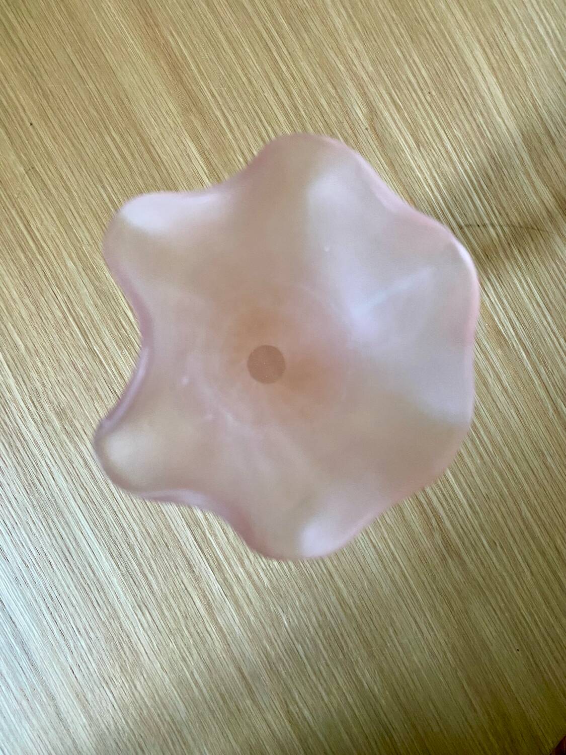 Vase en verre poli rose