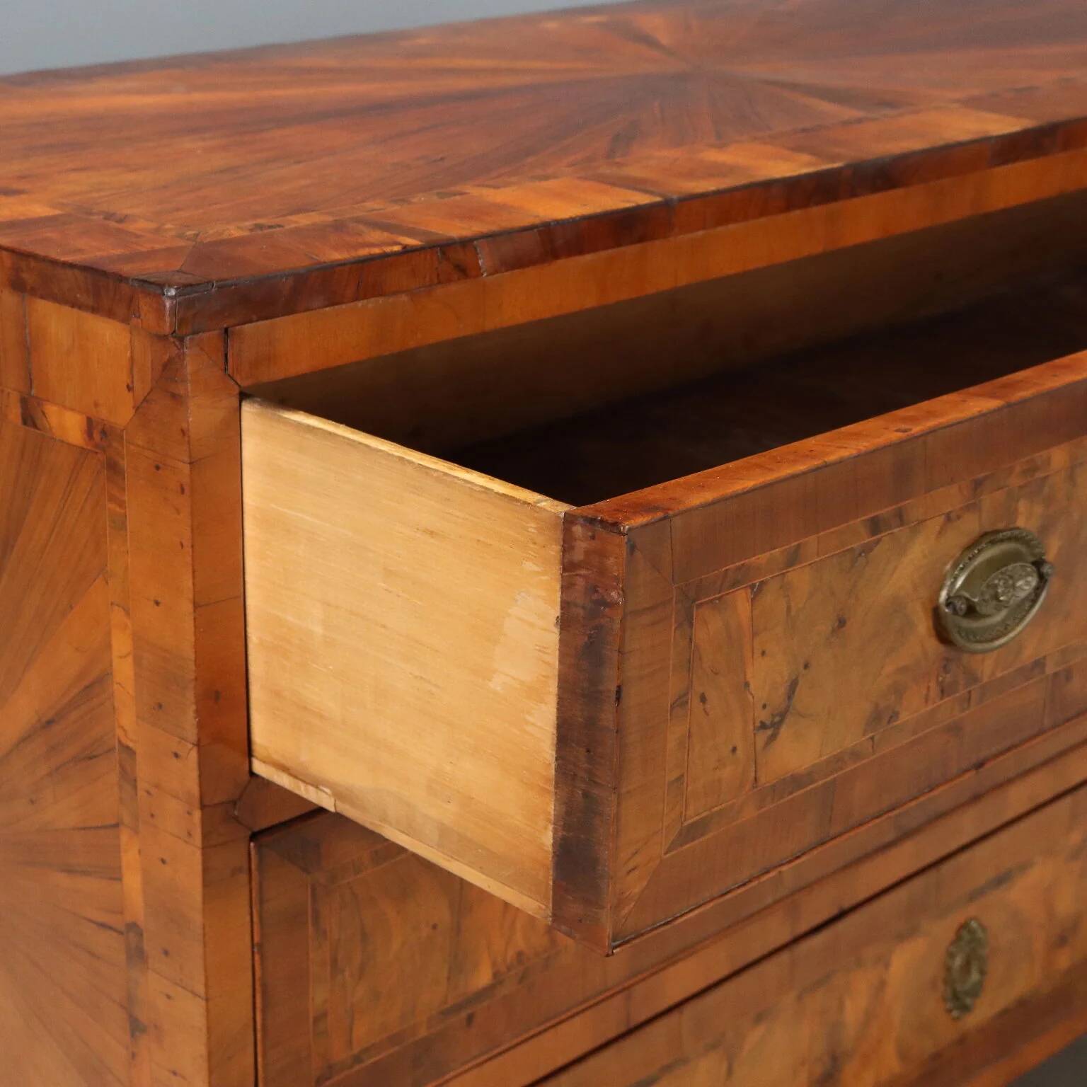 Neoclassical commode in walnut and burl.