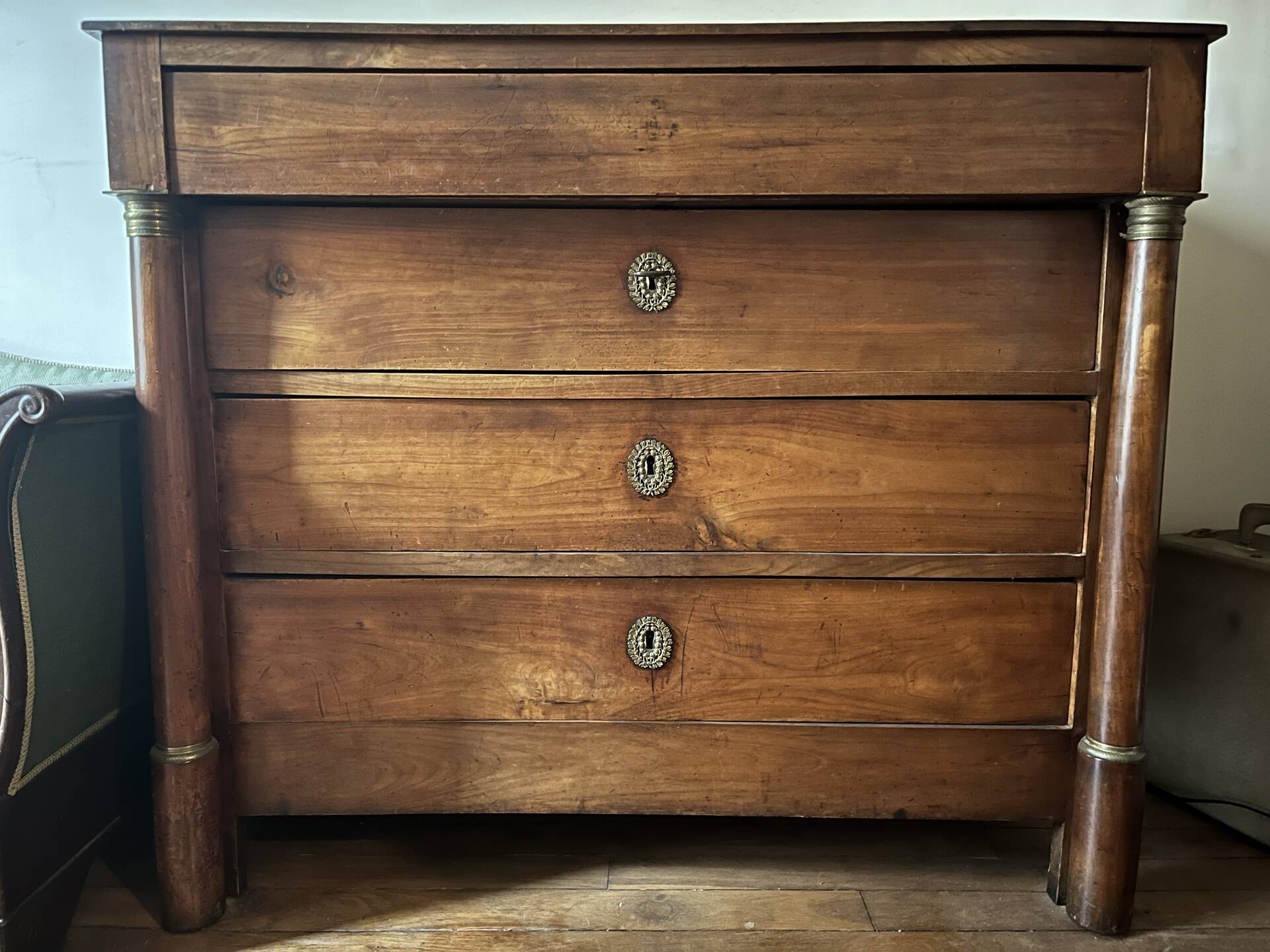 Empire/Restoration period commode in cherry wood — detached columns