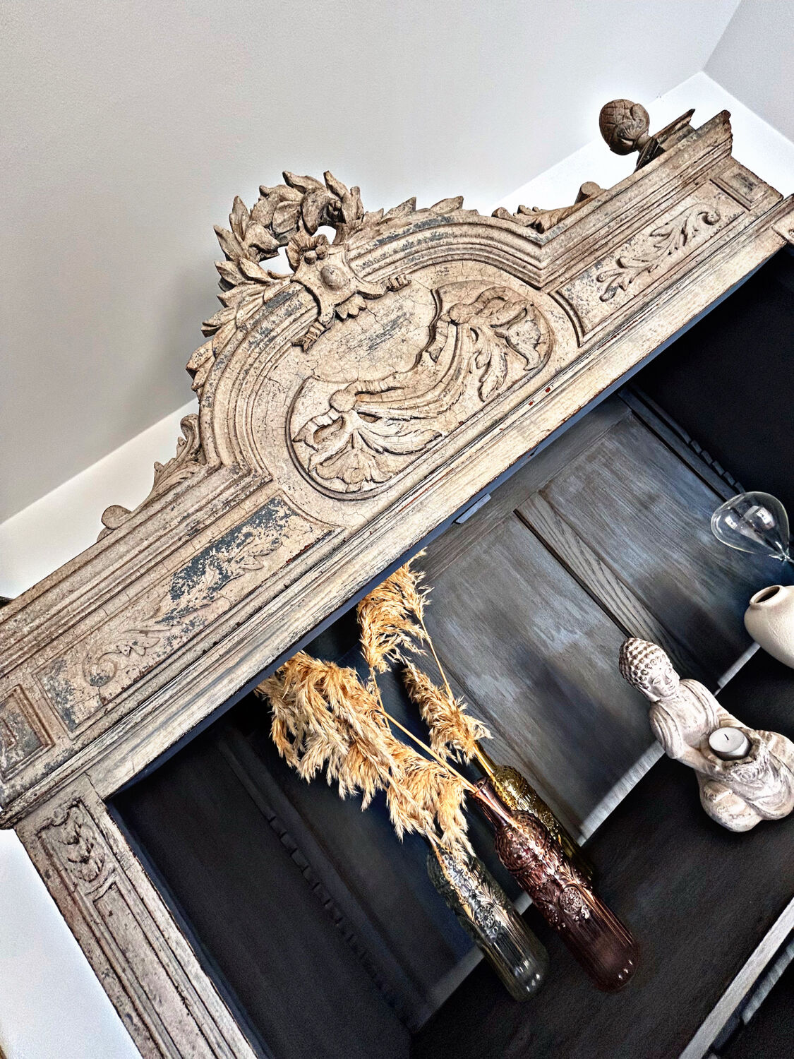 Superb patinated bonnetière in the Tuscan style