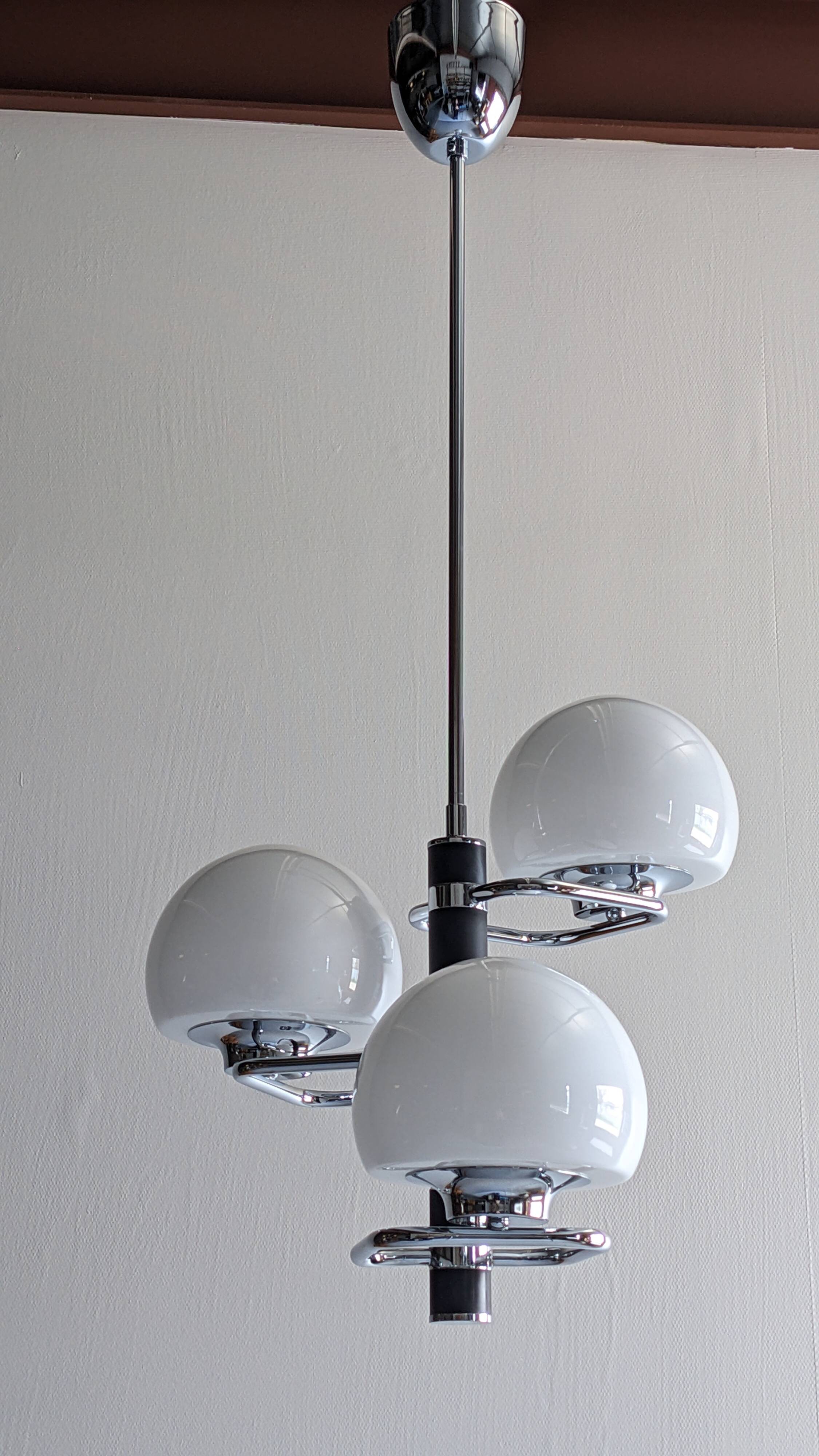 Lustre Space age with 3 lights in white opaline, Italy circa 1970.