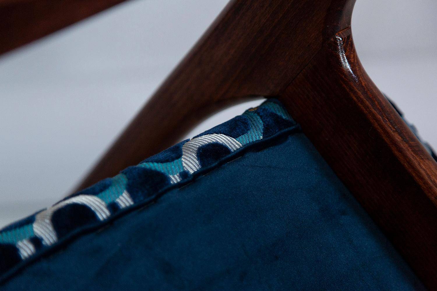 Chaise Butterfly Mid-Century en Velours Scarabeo Bleu et Bois Foncé, Europe, 1960