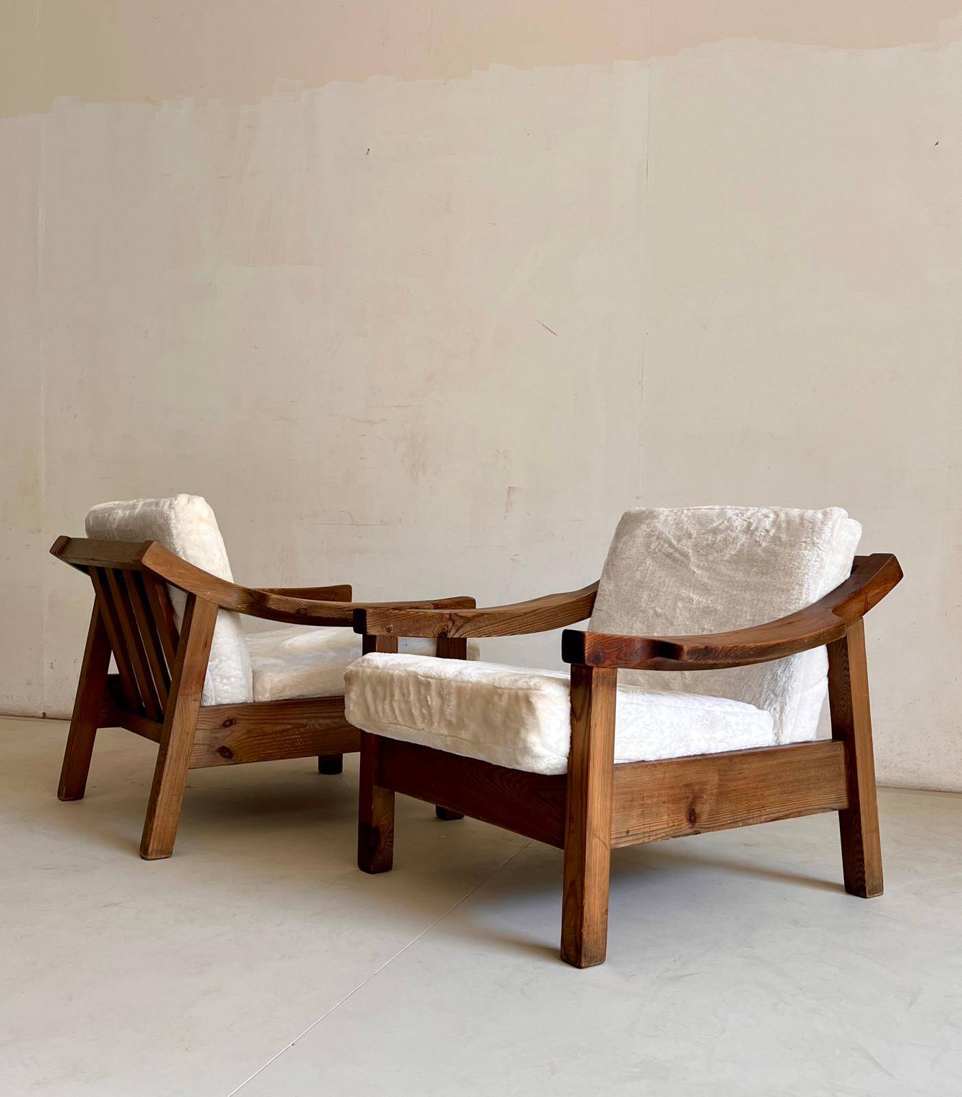 Brutalist Biosca armchairs in stained pine wood, Spain 1960