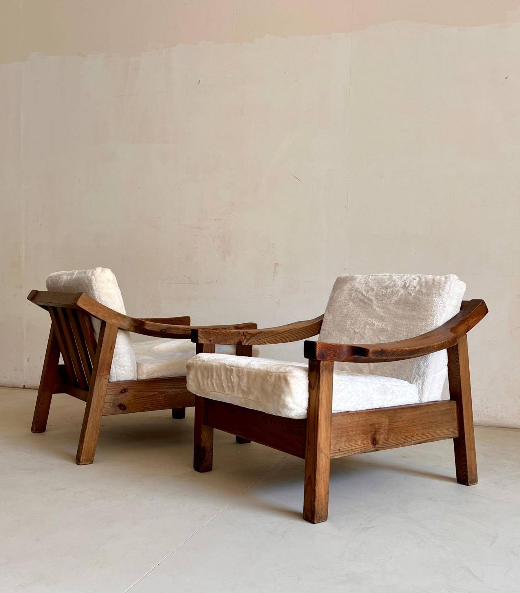 Brutalist Biosca armchairs in stained pine wood, Spain 1960